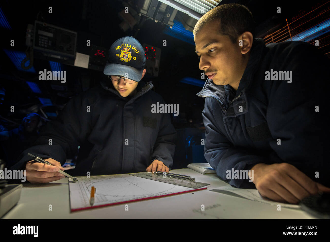 Dieses Bild zeigt Operationsspezialisten an Bord der USS Vella Gulf (CG 72), einem Lenkraketenkreuzer der Ticonderoga-Klasse, der Operationen im Schwarzen Meer durchführt. Die Crew verwaltet den digitalen Dead Reconing-Verfolger im Kampfinformationszentrum des Schiffes. Stockfoto