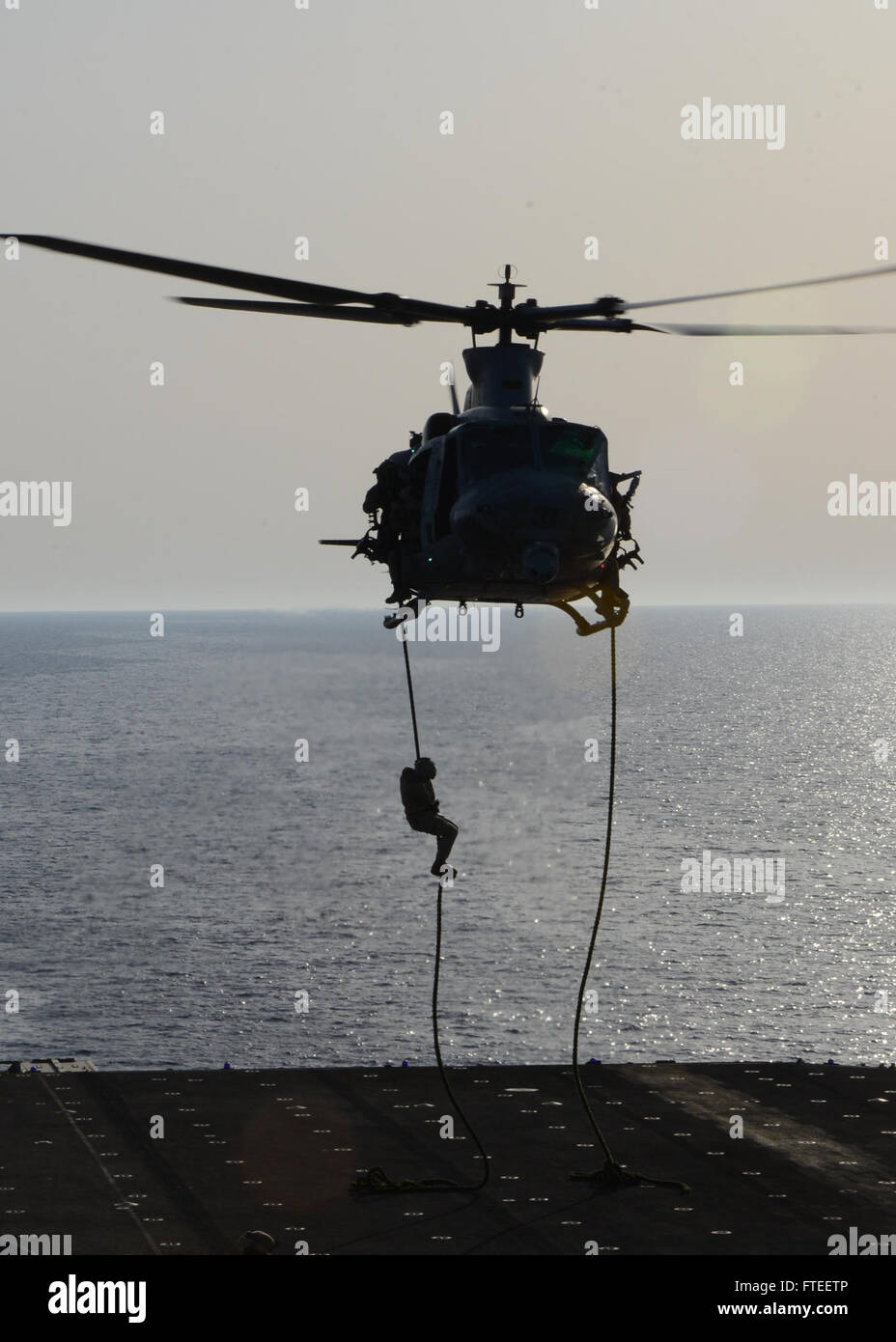 140607-N-YC845-005-Mittelmeer (7. Juni 2014) - Marines Verhalten schnellere Abseilen Übungen aus einem UH-1Y Huey Hubschrauber an Bord der Mehrzweck amphibischer Angriff Schiff USS Bataan (LHD-5). Bataan, mit Elementen aus der 22. Marine Expeditionary Unit ist in den USA operierende 6. Flotte von Operationen, die Reaktion auf die Krise der USA erweitern der Kräfte in der Region. (Foto: U.S. Navy Mass Communication Specialist 1. Klasse Julie Matyascik/freigegeben) Stockfoto