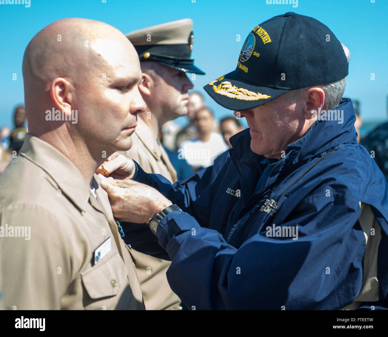 140607-N-EZ054-82 KARLSKRONA, Schweden (7. Juni 2014) - Information Systems Techniker Senior Chief Petty Officer Allen Drum, USS Mount Whitney (LCC20) befestigt ist vom Secretary Of The Navy Ray Mabus fixiert, während eines alle Hände Anrufs an Bord der US 6. Flotte Kommando- und Schiff Mount Whitney. Mount Whitney, derzeit Teil in Baltic Operations (BALTOPS) 2014, arbeitet mit einer kombinierten Mannschaft von US-Segler und Military Sealift Command (MSC) Zivildienst Seeleute. (Foto: U.S. Navy Mass Communication Specialist 3. Klasse Luis R. Chavez Jr/freigegeben) Stockfoto