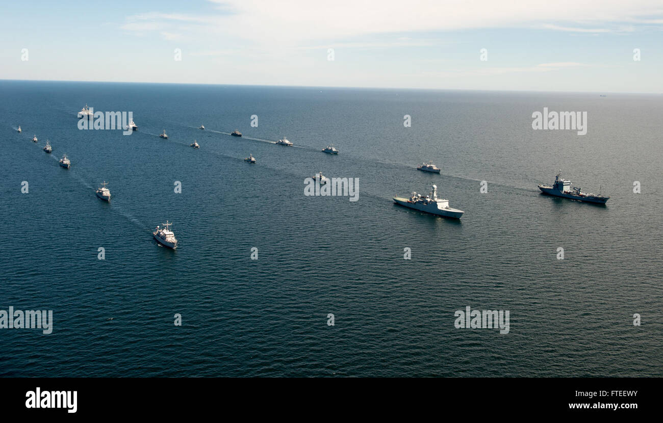 140609-N-EZ054-172 BALTIC SEA (9. Juni 2014) - Schiffe aus verschiedenen Nationen in der baltischen Region und den USA 6. Flotte Kommando- und Schiff, die USS Mount Whitney beginnen die im Gange Phase des Baltic Operations (BALTOPS) 2014. Jetzt in seiner 42. Jahr, ist BALTOPS eine jährliche, multinationale Übung zur Verbesserung der maritimen Fähigkeiten und Interoperabilität und Stabilität in der Region zu unterstützen. (Foto: U.S. Navy Mass Communication Specialist 3. Klasse Luis R. Chavez Jr/freigegeben) Stockfoto