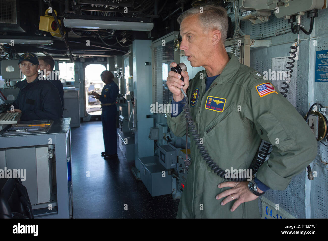 140612-N-EZ054-111 BALTIC SEA (12. Juni 2014) - Rear Admiral Rick Snyder, Commander Taskforce 162, spricht zu den Seeleuten an Bord USS Oscar Austin (DDG79) während seines Besuchs bei Baltic Operations (BALTOPS) 2014. Jetzt in seinem 42. Jahr ist BALTOPS eine jährliche, multinationale Übung zur Verbesserung der maritimen Fähigkeiten und Interoperabilität und Stabilität in der Region zu unterstützen. (Foto: U.S. Navy Mass Communication Specialist 3. Klasse Luis R. Chavez Jr/freigegeben) Stockfoto