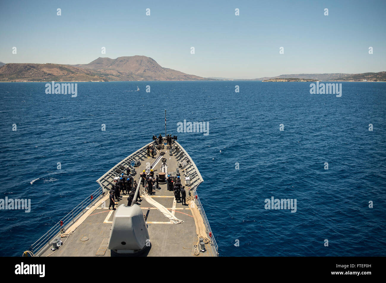 140613-N-KE519-137 Mittelmeer (13. Juni 2014) - nähert sich der Ticonderoga-Klasse geführte Flugkörper Kreuzer USS Vella Gulf (CG-72) Bucht von Souda, Griechenland für einen geplanten Hafen-Besuch. Vella-Golf in einer Multi-mission Rolle in den USA bereitgestellt wird 6. Flotte Einsatzgebiet für die regionale maritime Sicherheit beizutragen und Operationen der NATO und Bereitstellungen in der gesamten Region zu unterstützen. (Foto: U.S. Navy Mass Communication Specialist 3. Klasse Edward Guttierrez III/freigegeben)  Nehmen Sie das Gespräch auf <a href='https://twitter.com/naveur navaf' rel='nofollow'>Twitter</a> folgen Sie uns auf<a href='https:// href=''></a href='https://> Stockfoto