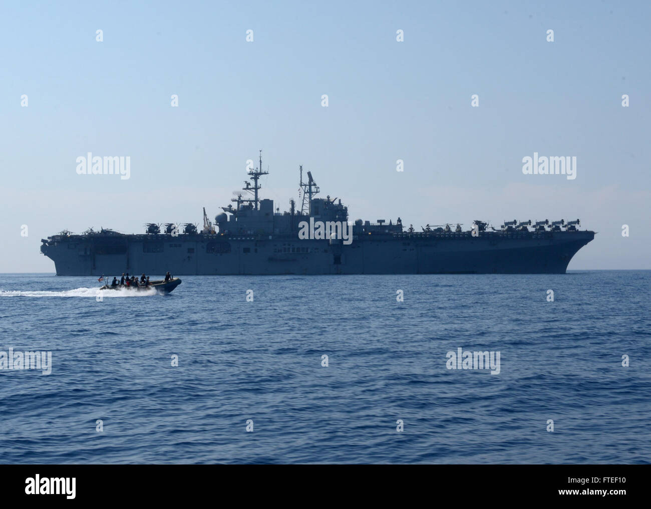 140614-N-JX484-131 Mittelmeer (14. Juni 2014) ein Festrumpf Schlauchboot Boot fährt das Mehrzweck amphibischer Angriff Schiff USS Bataan (LHD-5) 14 Juni. Bataan, mit Elementen aus der 22. Marine Expeditionary Unit ist in den USA operierende 6. Flotte von Operationen, die Reaktion auf die Krise der USA erweitern der Kräfte in der Region. (Foto: U.S. Navy Mass Communication Specialist 3. Klasse Mark Hays/freigegeben) Stockfoto