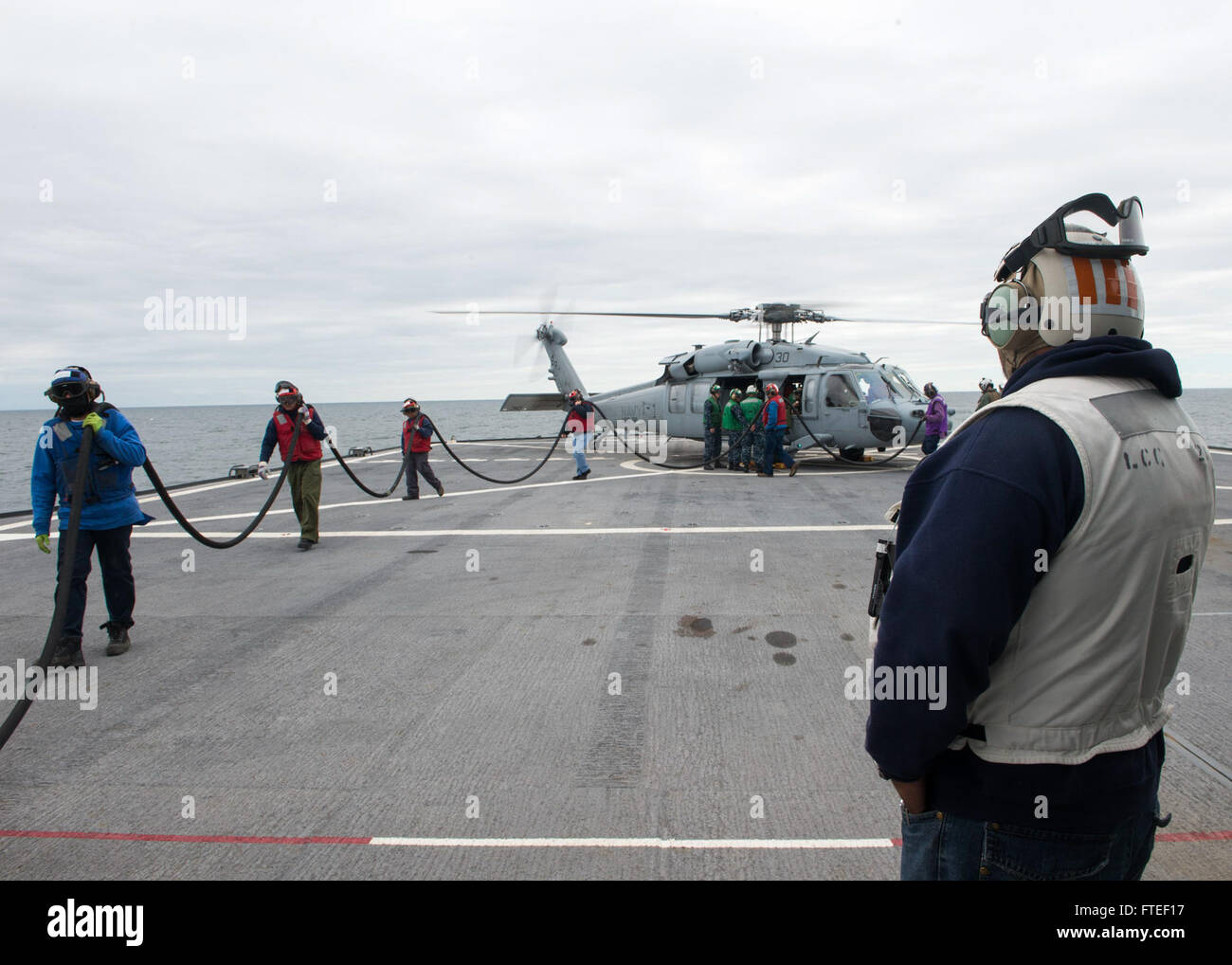 140614-N-EZ054-068 Ostsee (14. Juni 2014) - Schiff der Bootsmann William "Chulo" Ramos, als Military Sealift Command (MSC) Zivildienst Seemann, der 6. Flotte Kommando- und Schiff USS Mount Whitney (LCC20) zugewiesen, wacht über die MSC Staatsdienst Mariners auf dem Flugdeck des Mount Whitney bei Baltic Operations (BALTOPS) 2014. Jetzt in seinem 42. Jahr ist BALTOPS eine jährliche, multinationale Übung zur Verbesserung der maritimen Fähigkeiten und Interoperabilität und Stabilität in der Region zu unterstützen. (Foto: U.S. Navy Mass Communication Specialist 3. Klasse Luis R. Chavez Jr/freigegeben) Stockfoto