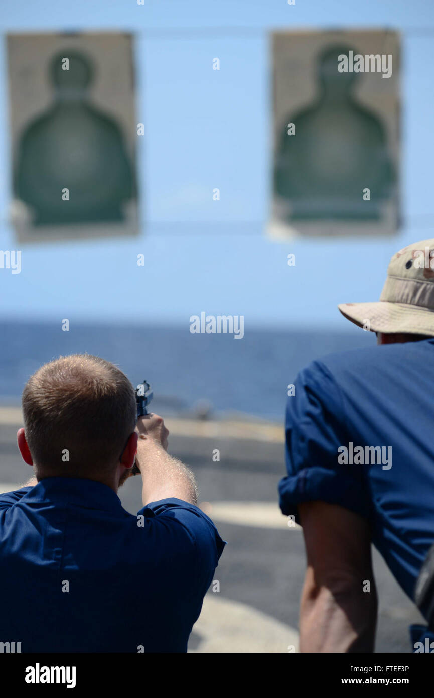 Das Bild zeigt den Logistikspezialisten der 1. Klasse Patrick Johnson an Bord der USS Nitze (DDG 94) während eines Qualifizierungskurses für Handfeuerwaffen. Die USS Nitze, stationiert in Norfolk, VA, führt Operationen in der 6. US-Flottenregion durch, um nationale Sicherheitsinteressen in Afrika zu unterstützen. Stockfoto