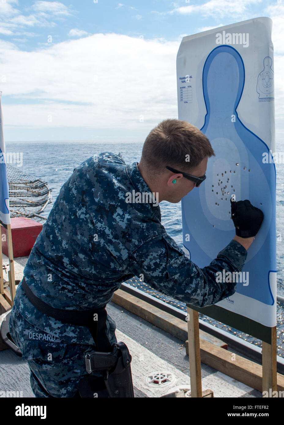 140629-N-EZ054-075 NORTH SEA (29. Juni 2014) - Gunner es Mate 2. Klasse Josh Despard, der 6. Flotte Kommando- und Schiff USS Mount Whitney (LCC20), Partituren ein Ziel während der Qualifikation M9 Pistole schießen auf Mount Whitney Flugdeck zugewiesen.  Mount Whitney, Gridley in Gaeta, Italien, ist den USA 6. Flotte Flaggschiff und arbeitet mit einer kombinierten Mannschaft von US-Segler und Military Sealift Command (MSC) Zivildienst Seeleute. (Foto: U.S. Navy Mass Communication Specialist 3. Klasse Luis R. Chavez Jr/freigegeben) Stockfoto