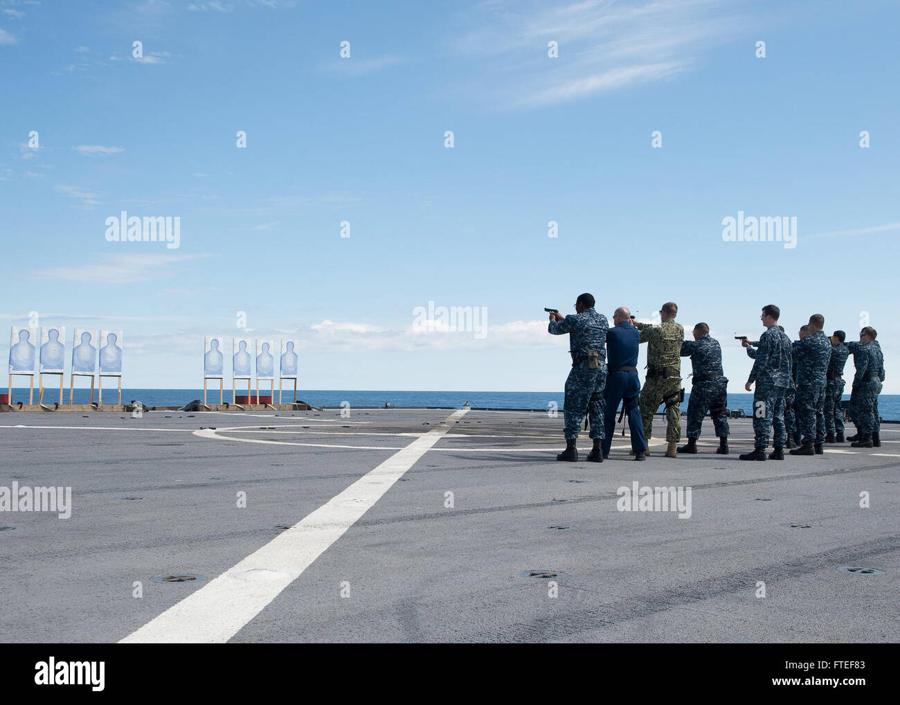 140629-N-EZ054-028-Nordsee (29. Juni 2014) - Teilnahme die M9 Pistole Qualifikation schießen auf Mount Whitney Flugdeck Segler, der 6. Flotte Kommando- und Schiff USS Mount Whitney (LCC20) zugewiesen. Mount Whitney, Gridley in Gaeta, Italien, ist den USA 6. Flotte Flaggschiff und arbeitet mit einer kombinierten Mannschaft von US-Segler und Military Sealift Command (MSC) Zivildienst Seeleute. (Foto: U.S. Navy Mass Communication Specialist 3. Klasse Luis R. Chavez Jr/freigegeben) Stockfoto