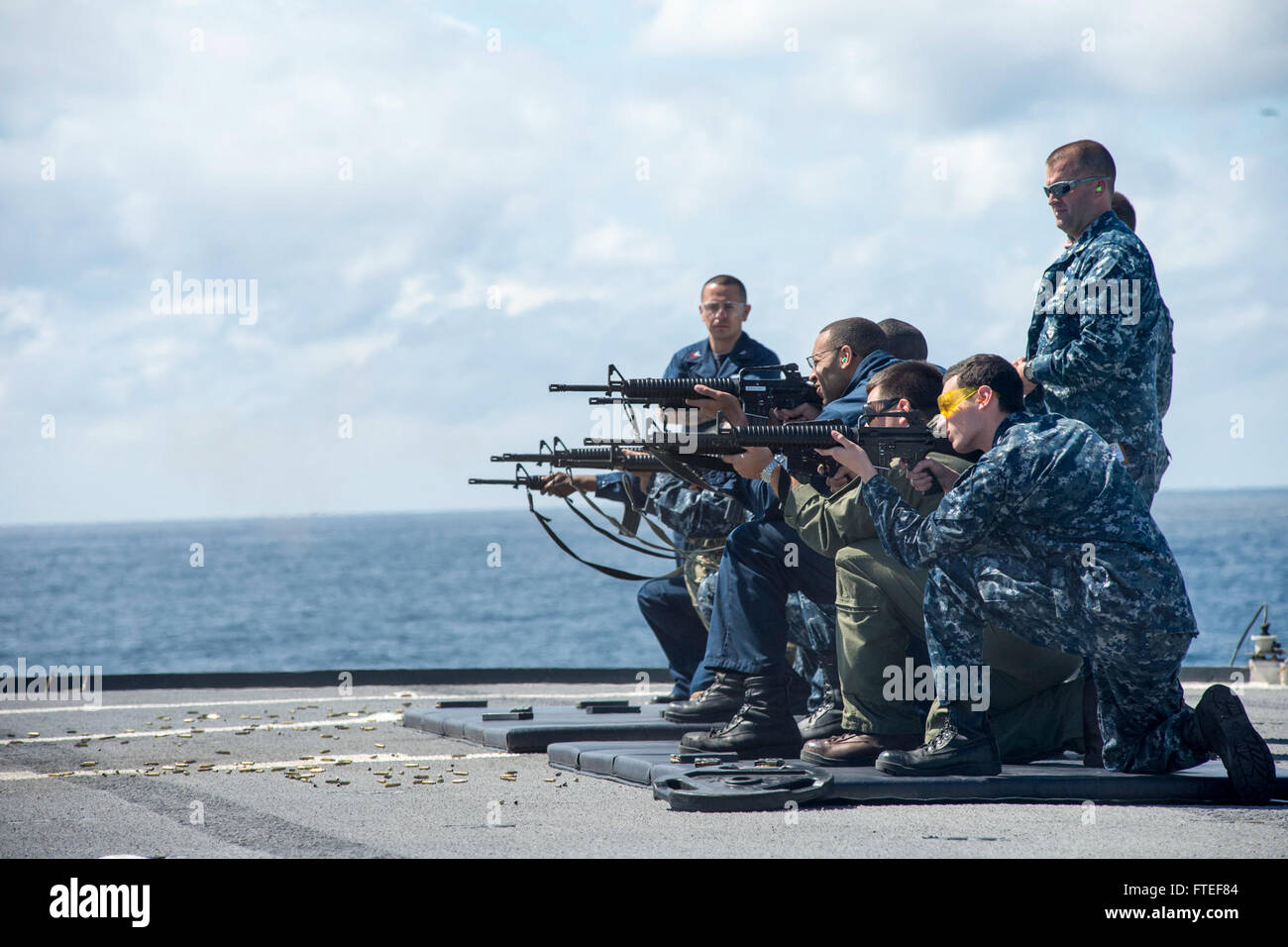 140629-N-EZ054-117-Nordsee (29. Juni 2014) - Teilnahme das M16 Gewehr Qualifikation Shooting auf Mount Whitney Flugdeck Segler, der 6. Flotte Kommando- und Schiff USS Mount Whitney (LCC20) zugewiesen. Mount Whitney, Gridley in Gaeta, Italien, ist den USA 6. Flotte Flaggschiff und arbeitet mit einer kombinierten Mannschaft von US-Segler und Military Sealift Command (MSC) Zivildienst Seeleute. (Foto: U.S. Navy Mass Communication Specialist 3. Klasse Luis R. Chavez Jr/freigegeben) Stockfoto