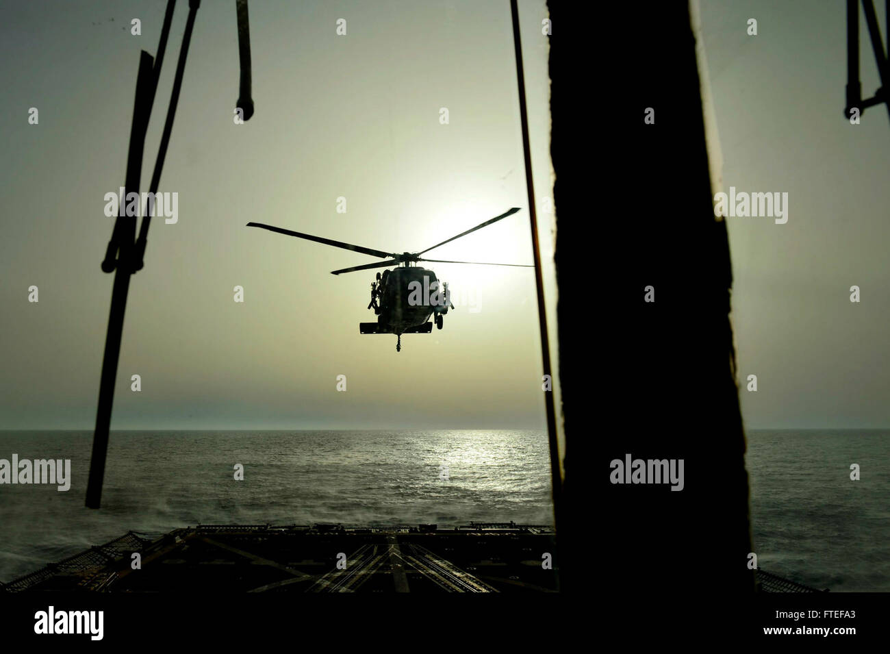 140703-N-AT101-062-Mittelmeer (3. Juli 2014) - ein Luftwaffe H-60 Hubschrauber zugewiesen, die Air Force 56. Expeditionary Rescue Squadron bereitet sich auf die geführte Flugkörper-Zerstörer USS Nitze (DDG-94) landen Flugdeck während einer Landung Qualifikation Deck. Nitze, Gridley in Norfolk, Virginia, ist Durchführung von Seeoperationen zur Unterstützung der nationalen Sicherheitsinteressen der USA in den USA 6. Flotte Einsatzgebiet. (Foto: U.S. Navy Mass Communication Specialist 1. Klasse Maddelin Angebrand) Stockfoto