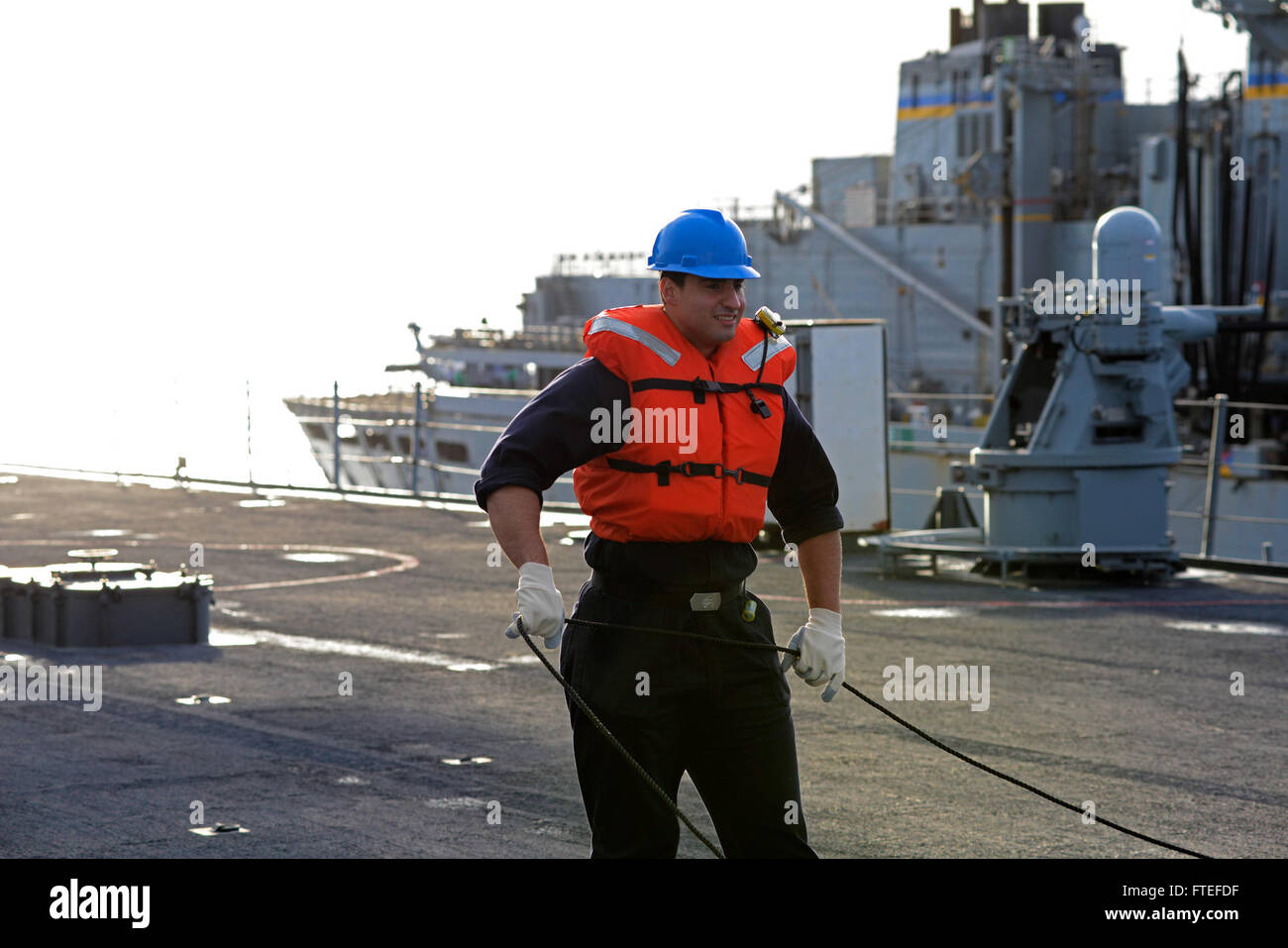 Atlantik (27. Oktober 2015) Elektronik Techniker Seemann Antonio Deberas behandelt Linien an Bord den USA 6. Flottenkommando und Kontrolle Schiff USS Mount Whitney (LCC-20), während ein unterwegs schnell Nachschub mit Military Sealift Command Kampfunterstützung Schiff USNS Arctic (T-AOE-8). Mount Whitney, nach vorn eingesetzt nach Gaeta, Italien, arbeitet mit einer kombinierten Mannschaft von Matrosen und Military Sealift Command Staatsdienst Seeleute. Stockfoto