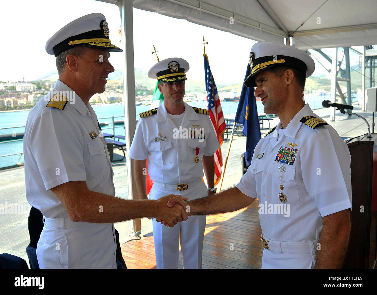GAETA, Italien (17. Juli 2014) Vice Admiral Phil Davidson, Commander, U.S. 6. Flottille gratuliert Kapitän Mark J. Columbo, rechts, nach Entlastung Capt Craig A. Clapperton, Zentrum, als der neue Kommandant der US 6. Flotte Kommando- und Schiff USS Mount Whitney (LCC-20). Stockfoto