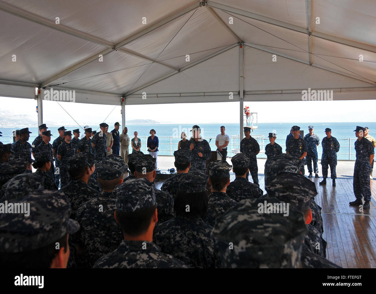 Mark Ferguson, Kommandeur der US Naval Forces Europe-Africa, spricht am 25. Juli 2014 an die Besatzung der USS Mount Whitney (LCC 20). Stockfoto