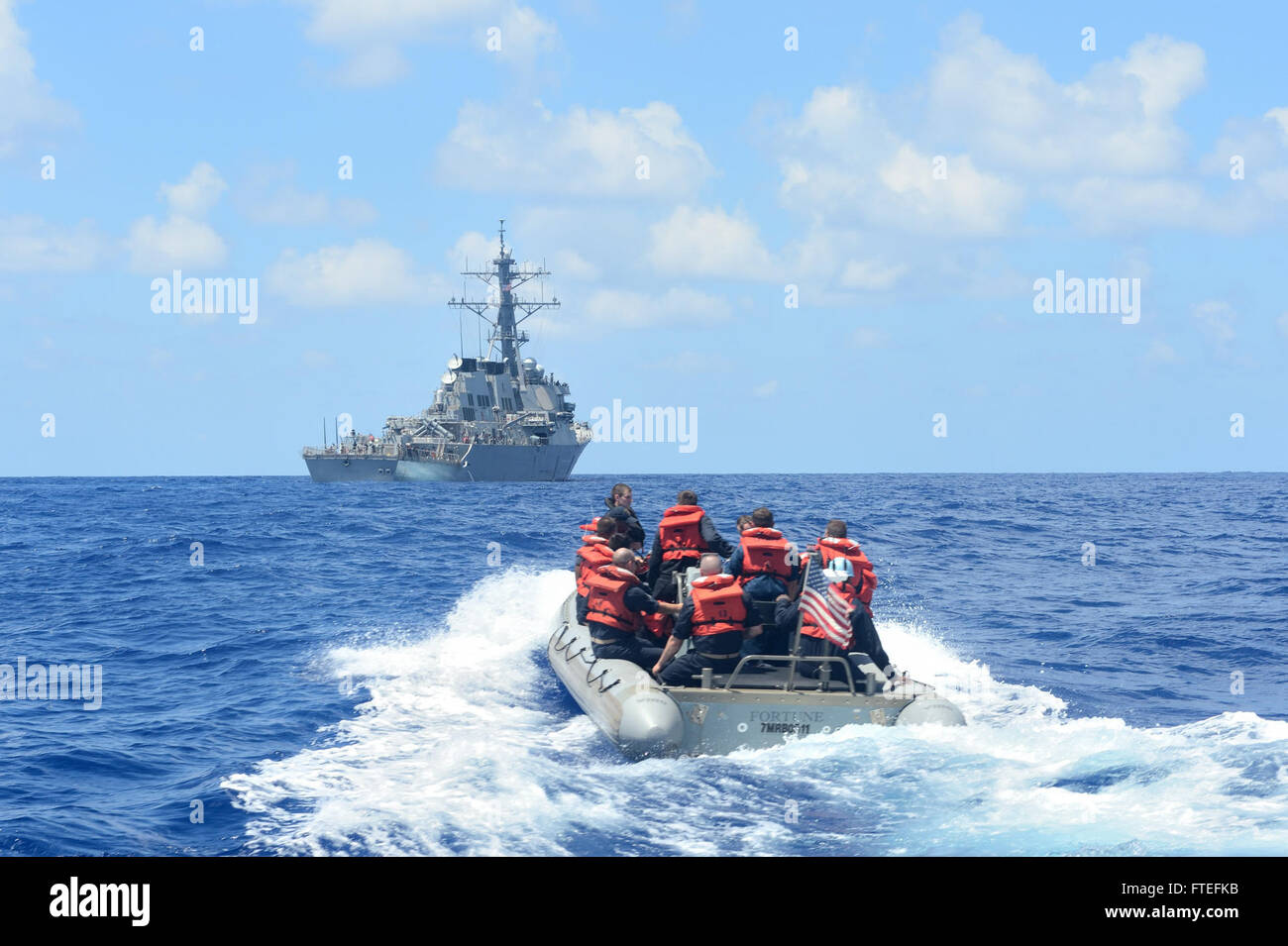 140803-N-IY142-108 Mittelmeer (3. August 2014) – Operationen Segler zugewiesen der Arleigh-Burke-Klasse geführte Flugkörper Zerstörer USS Ross (DDG 71) kleinen Verhalten kleines Boot in einem Grat Rumpf Schlauchboot. Ross, nach vorn in Rota, Spanien, bereitgestellt führt Marinebetriebe in den USA 6. Flotte Bereich der Maßnahmen zur Erhöhung der Sicherheit der Vereinigten Staaten in Europa interessiert. (Foto: U.S. Navy Mass Communication Specialist 2. Klasse John Herman/freigegeben) Stockfoto