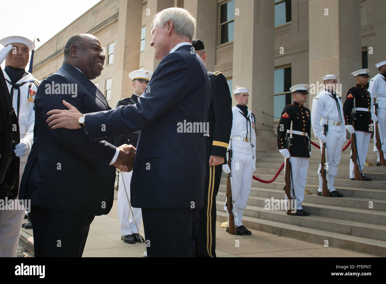 Marineminister Ray Mabus begrüßt den gabunischen Präsidenten Ali Bongo Ondimba bei einem Ehrengericht im Pentagon am 7. August 2014. Mabus erkannte Gabuns Rolle beim Gipfeltreffen der afrikanischen Führer der USA und seine strategische Bedeutung für die regionale Sicherheit an. Das diplomatische Treffen hebt die Beziehungen zwischen den USA und Afrika und die militärische Zusammenarbeit hervor. Stockfoto