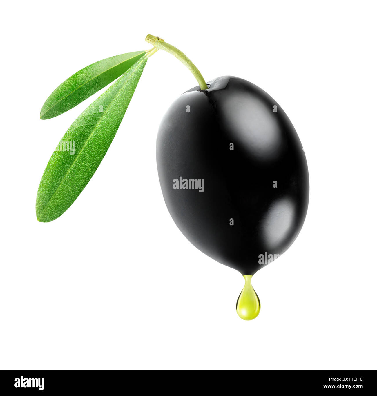 Schwarze Olive mit Tropfen Öl isoliert auf weiss mit Beschneidungspfad Stockfoto