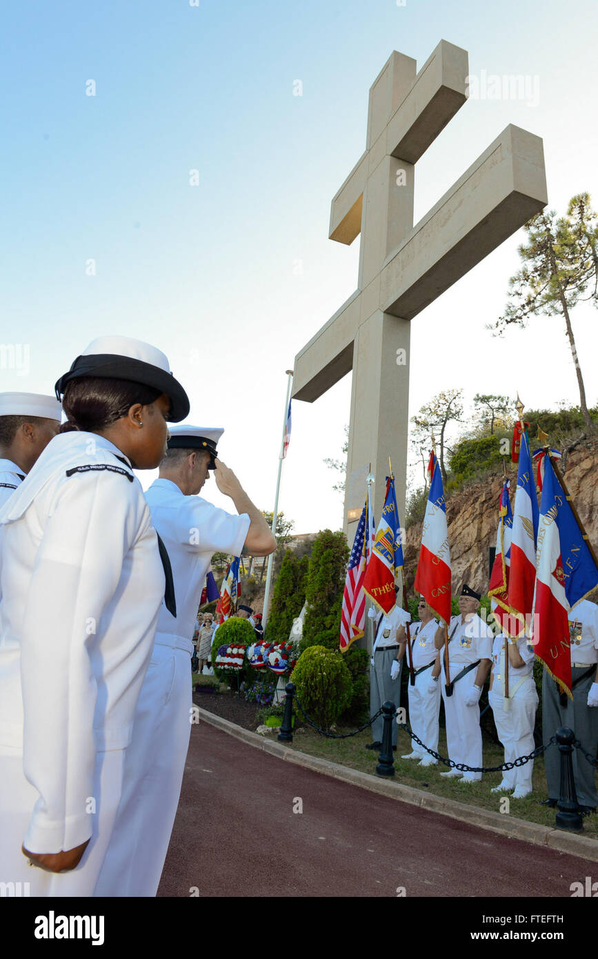 140814-N-UE250-186 THEOULE-SUR-MER, Frankreich (14. August 2014) - Segler zugeordnet, in die USA 6. Flottenkommando und Kontrolle Schiff USS Mount Whitney (LCC-20) Join Mitglieder der französischen Veteranen-Organisation im Rendering Auszeichnung während des Abspielens der französischen Nationalhymne während einer Kranzniederlegung Zeremonie am Kreuz von Lothringen. Mount Whitney war in Theoule-Sur-Mer, im Gedenken an den 70. Jahrestag der Operation Dragoon, teilnehmen, die zur Befreiung im Süden Frankreichs durch die Alliierten während des zweiten Weltkriegs führte. (Foto: U.S. Navy Mass Communication Specialist 2. Klasse Corey He Stockfoto