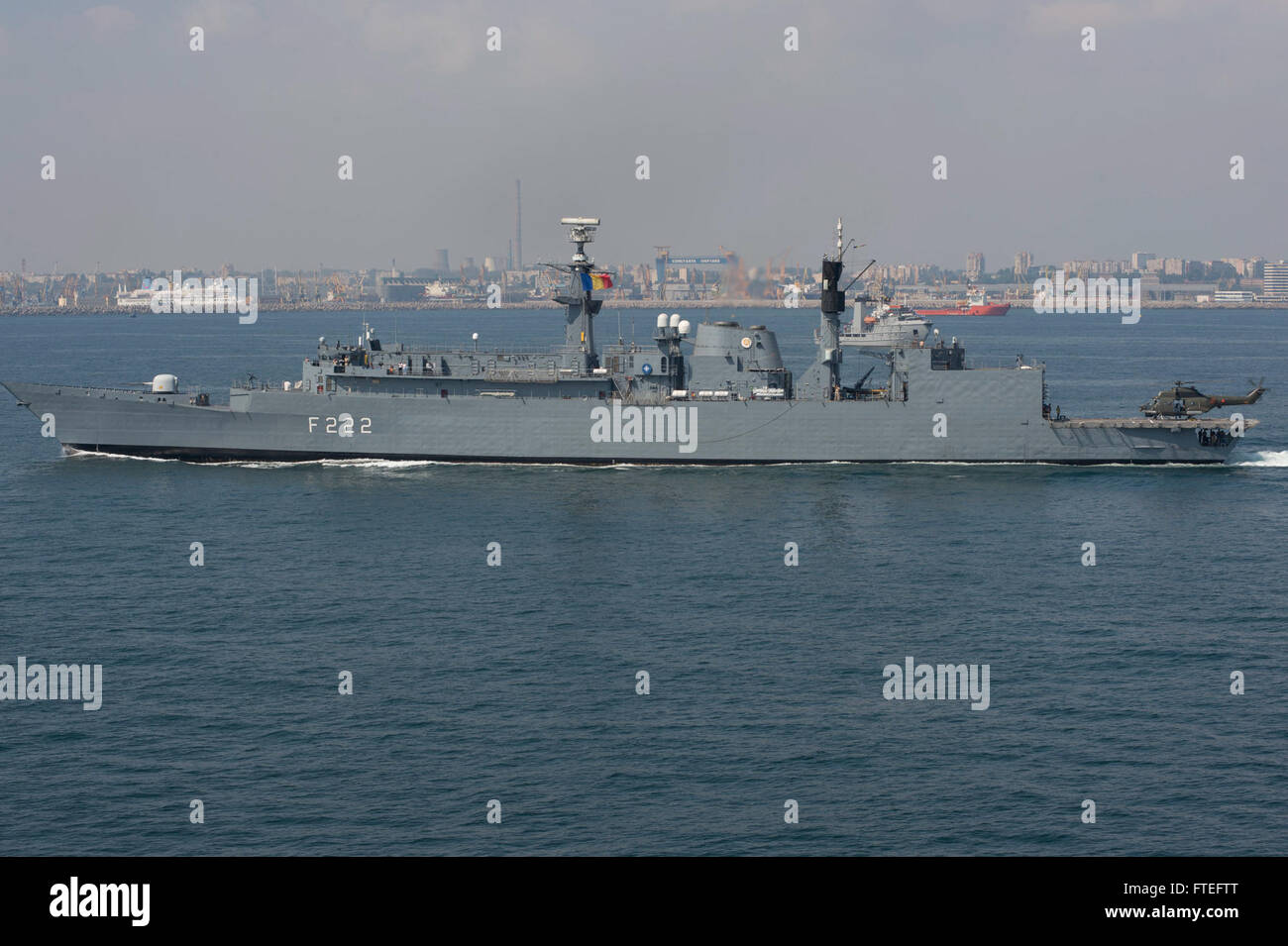 140815-N-ZE250-202 Schwarzmeer (15. August 2014) die rumänische Marine Schiff Regina Maria (F222) Segel neben der Ticonderoga-Klasse geführte Flugkörper Kreuzer USS Vella Gulf (CG-72) während der jährlichen Tag der rumänischen Marine-Feier in Constanta. Vella-Golf, in Norfolk, Virginia, Gridley führt Marineoperationen mit Verbündeten in den USA 6. Flotte Tätigkeitsbereich um Sicherheit und Stabilität in Europa voranzubringen. (Foto: U.S. Navy Mass Communication Specialist 3. Klasse Weston Jones/freigegeben) Stockfoto