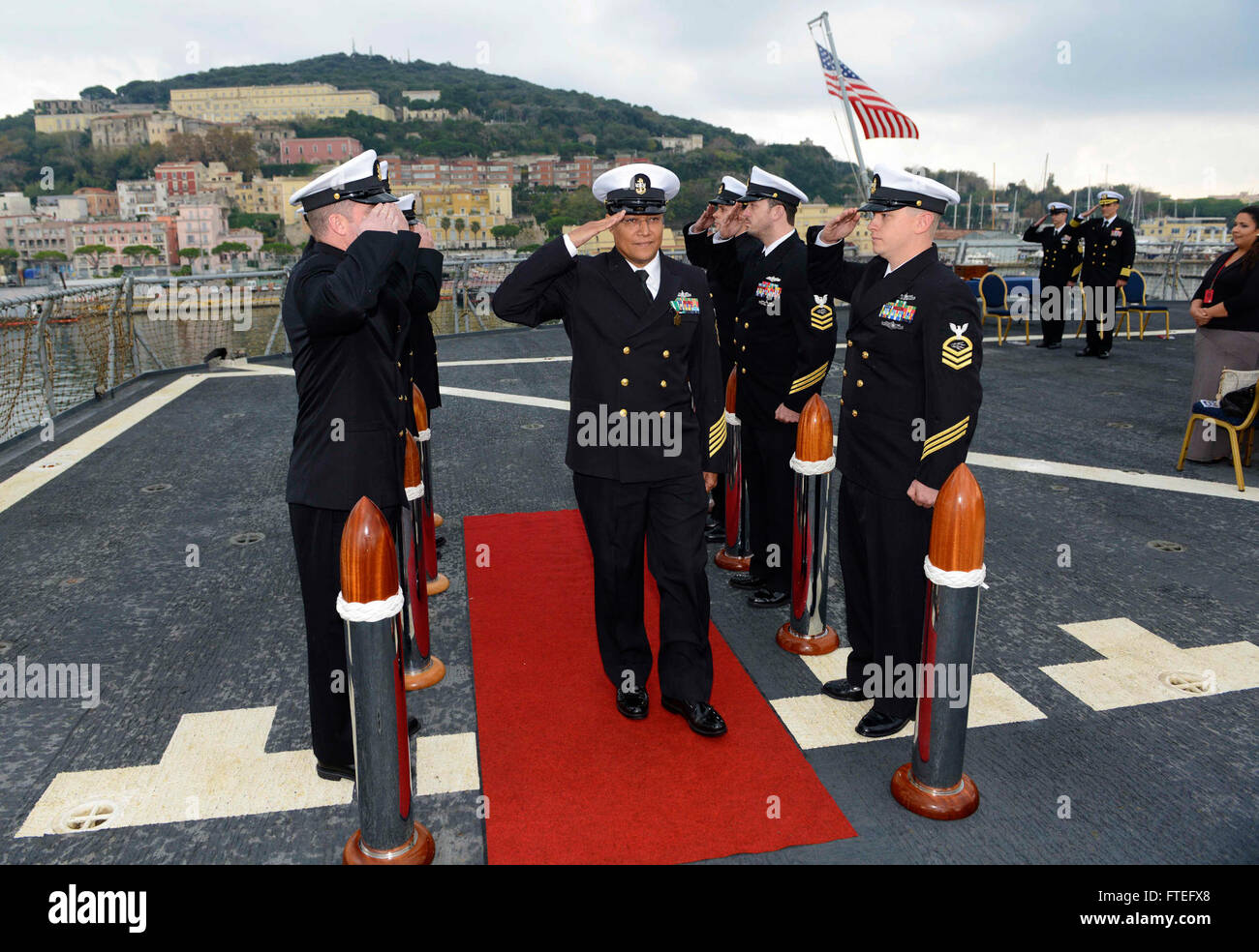 151120-N-VY489-039 GAETA, Italien (20. November 2015) Chief Schiff Serviceman Maximo Caimares-Vega, wird an Land geleitet, denn das letzte Mal von Chief Petty Officers aus den USA 6. Flottenkommando und Kontrolle Schiff USS Mount Whitney (LCC-20). Caimares-Vega war 24 Jahre lang. Mount Whitney, nach vorn eingesetzt nach Gaeta, Italien, arbeitet mit einer kombinierten Mannschaft von Matrosen und Military Sealift Command Staatsdienst Seeleute. (Foto: U.S. Navy Mass Communication Specialist 1. Klasse Mike Wright / veröffentlicht) Stockfoto