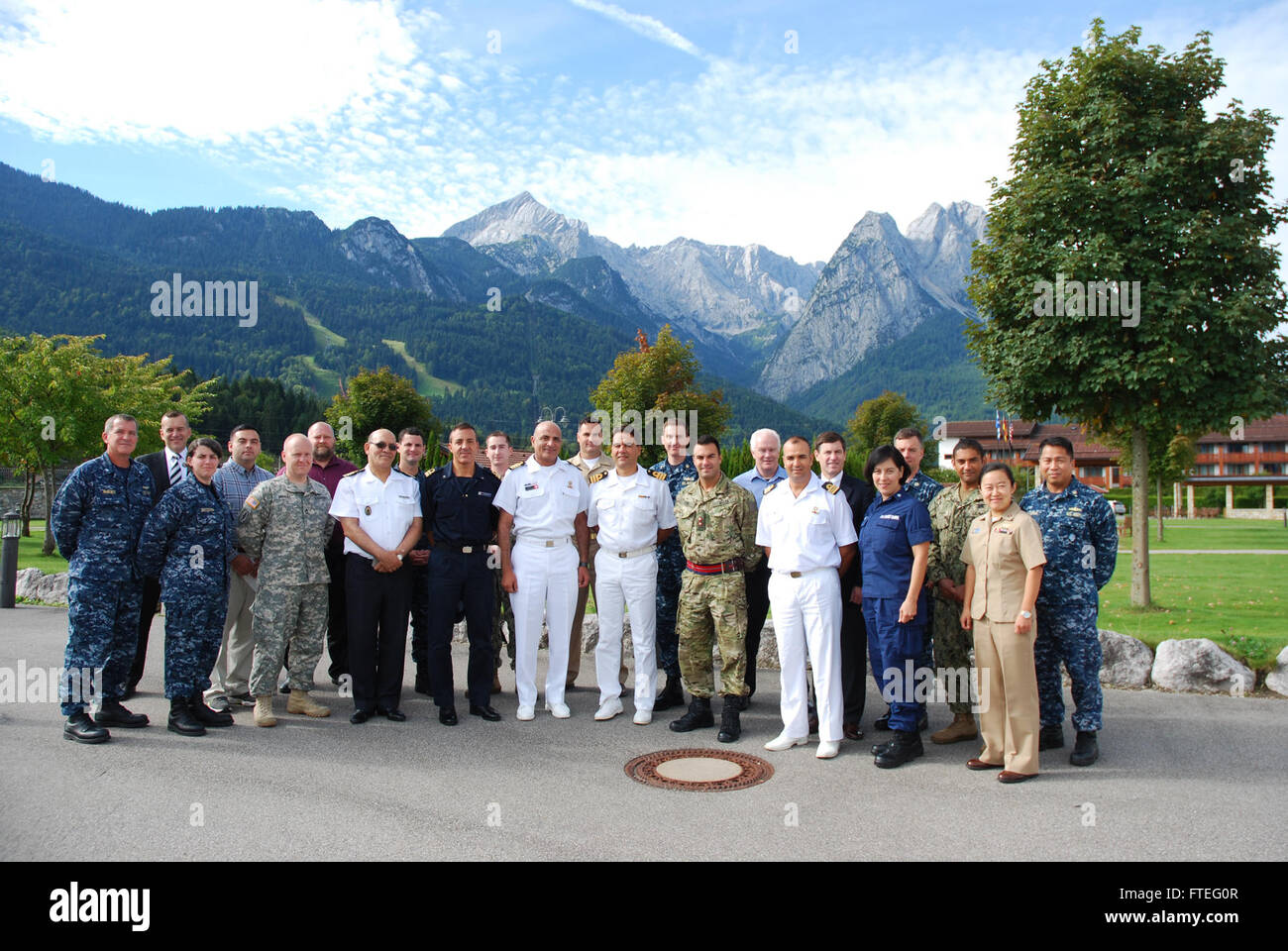 Dieses Foto zeigt Militärplaner aus Nordafrika, Europa und den USA bei der ersten Planungstermin für Phoenix Express 2015. Die vom U.S. Africa Command gesponserte Übung zielt darauf ab, die Sicherheit im Seeverkehr im Mittelmeer zu verbessern. Stockfoto