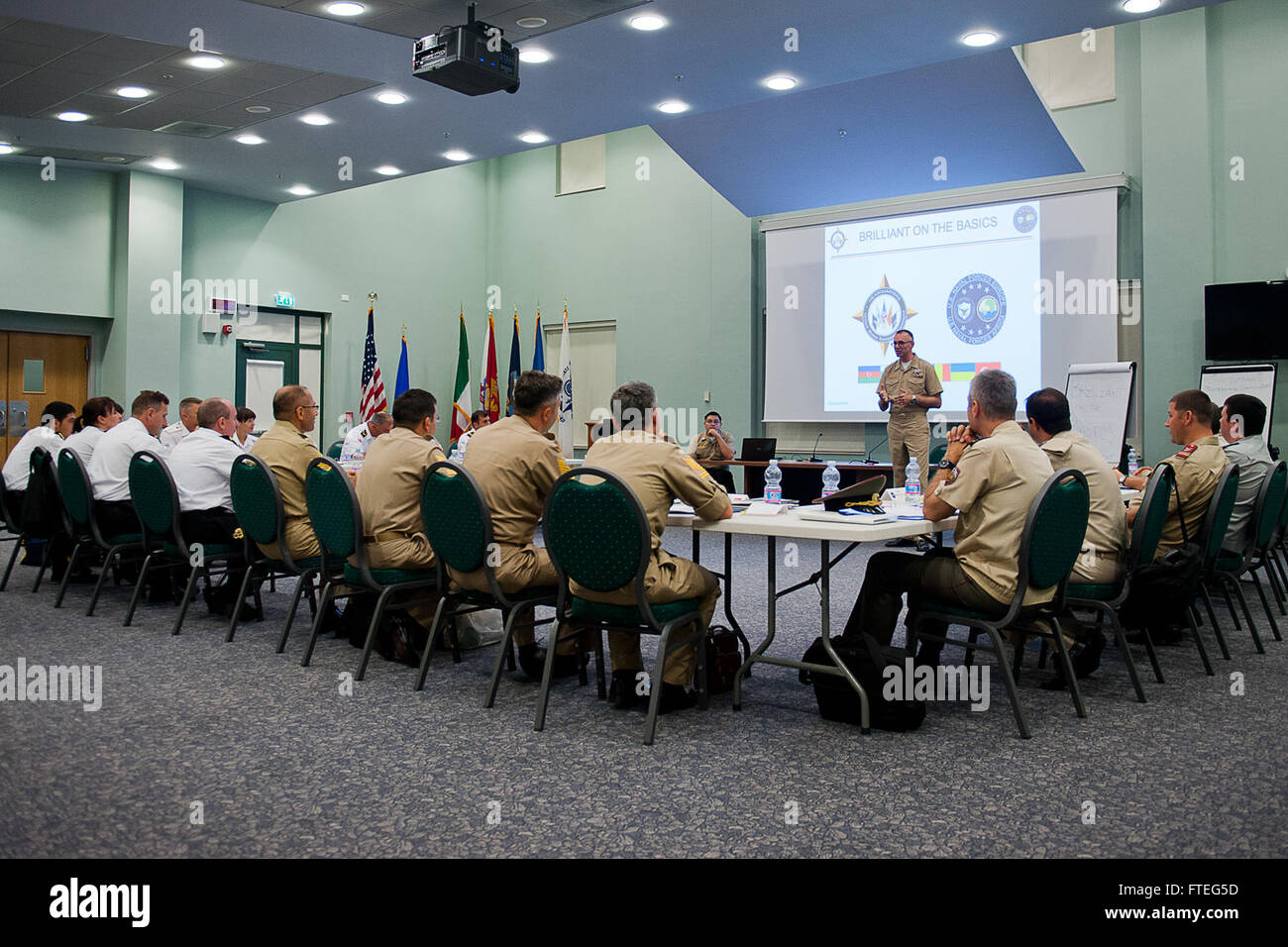 140908-N-EZ054-006 Neapel (8. September 2014) Feuer Controlman Master Chief Petty Officer Mike Fluent, zugewiesene Naval Support Activity (NSA) Neapel, spricht, ohne Patentoffiziere während des Symposiums EURASIA Partnerschaft (EP) Militärinternat Officer (NCO) Entwicklung Einarbeitung auf NSA Neapel Capodichino Basis, Sept. 8. EP-NCO-Entwicklung ist ein Militär, Militär, multilaterale internationale Zusammenarbeit-Engagement, das Partnerland vertraut maritime Unteroffiziere mit Navy CPO 365. (Foto: U.S. Navy Mass Communication Specialist 3. Klasse Luis R. Chavez Jr/freigegeben) Stockfoto