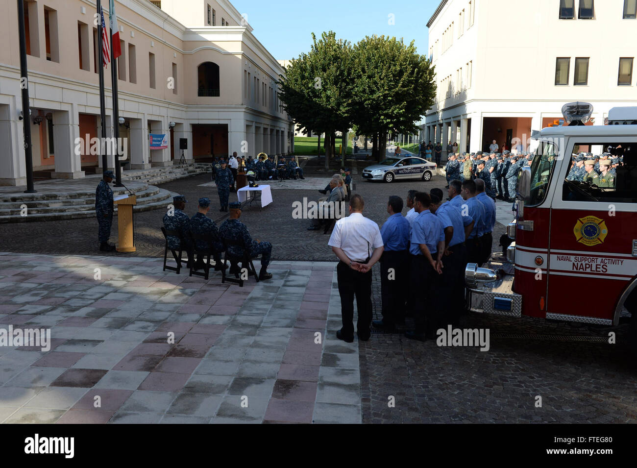 140911-N-QY759-070 Neapel, Italien (11. September 2014) Service-Mitglieder und Feuerwehrleute stehen in Reihen während der 9/11-Gedenkfeier am Naval Support Activity (NSA) Neapel am 11. September. Das Denkmal ist der 13. Jahrestag der 9/11 Terroranschläge und ehrt diejenigen, die bei den Anschlägen ums Leben gekommen. (Foto: U.S. Navy Mass Communication Specialist 1. Klasse David R. Krigbaum/freigegeben) Stockfoto