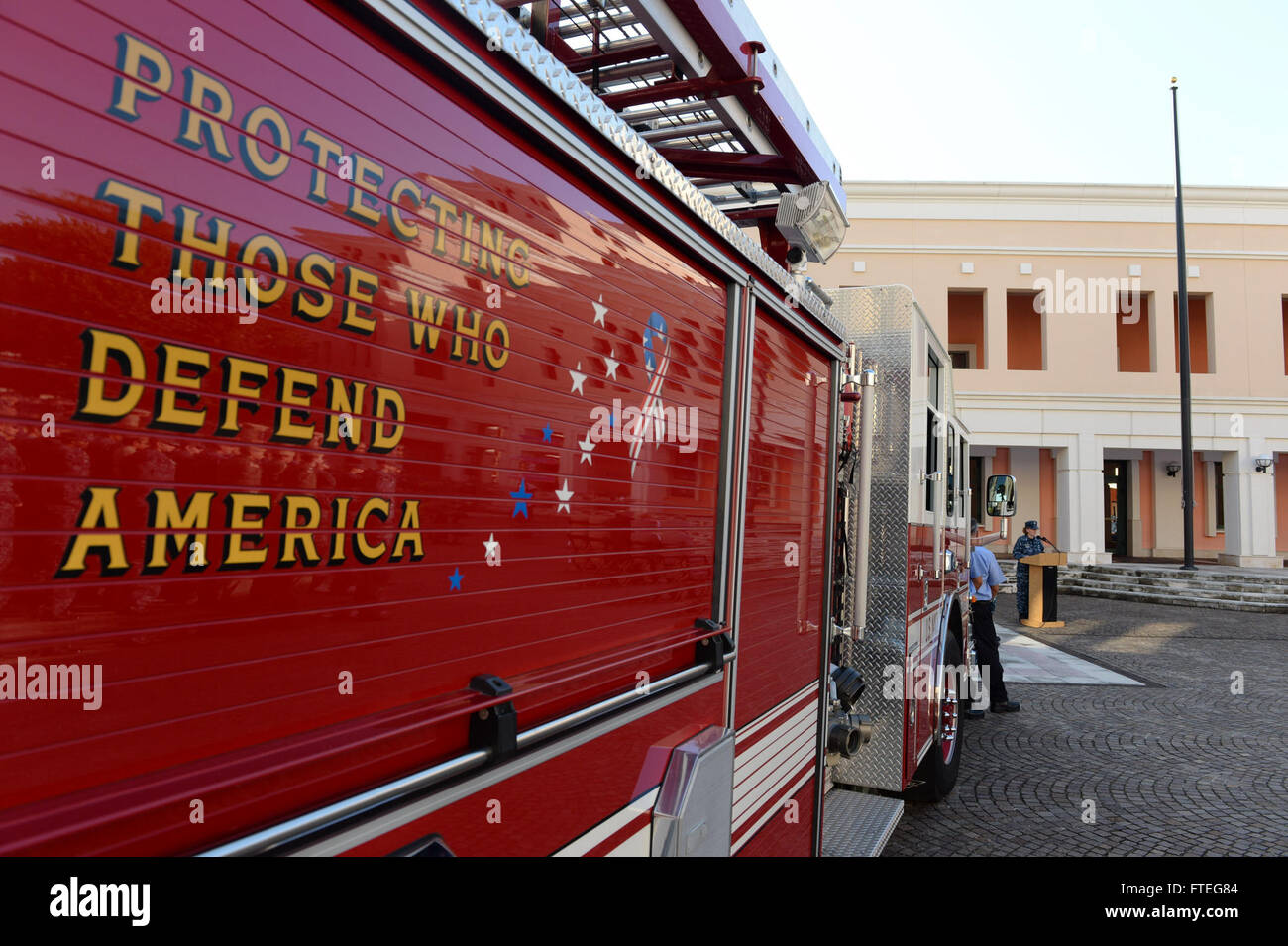 140911-N-QY759-073-Neapel, Italien (11. September 2014) brachte ein Feuerwehrauto als Bestandteil der 9/11-Gedenkfeier am Naval Support Activity (NSA) Neapel. Das Denkmal ist der 13. Jahrestag der 9/11 Terroranschläge und ehrt diejenigen, die bei den Anschlägen ums Leben gekommen. (Foto: U.S. Navy Mass Communication Specialist 1. Klasse David R. Krigbaum/freigegeben) Stockfoto