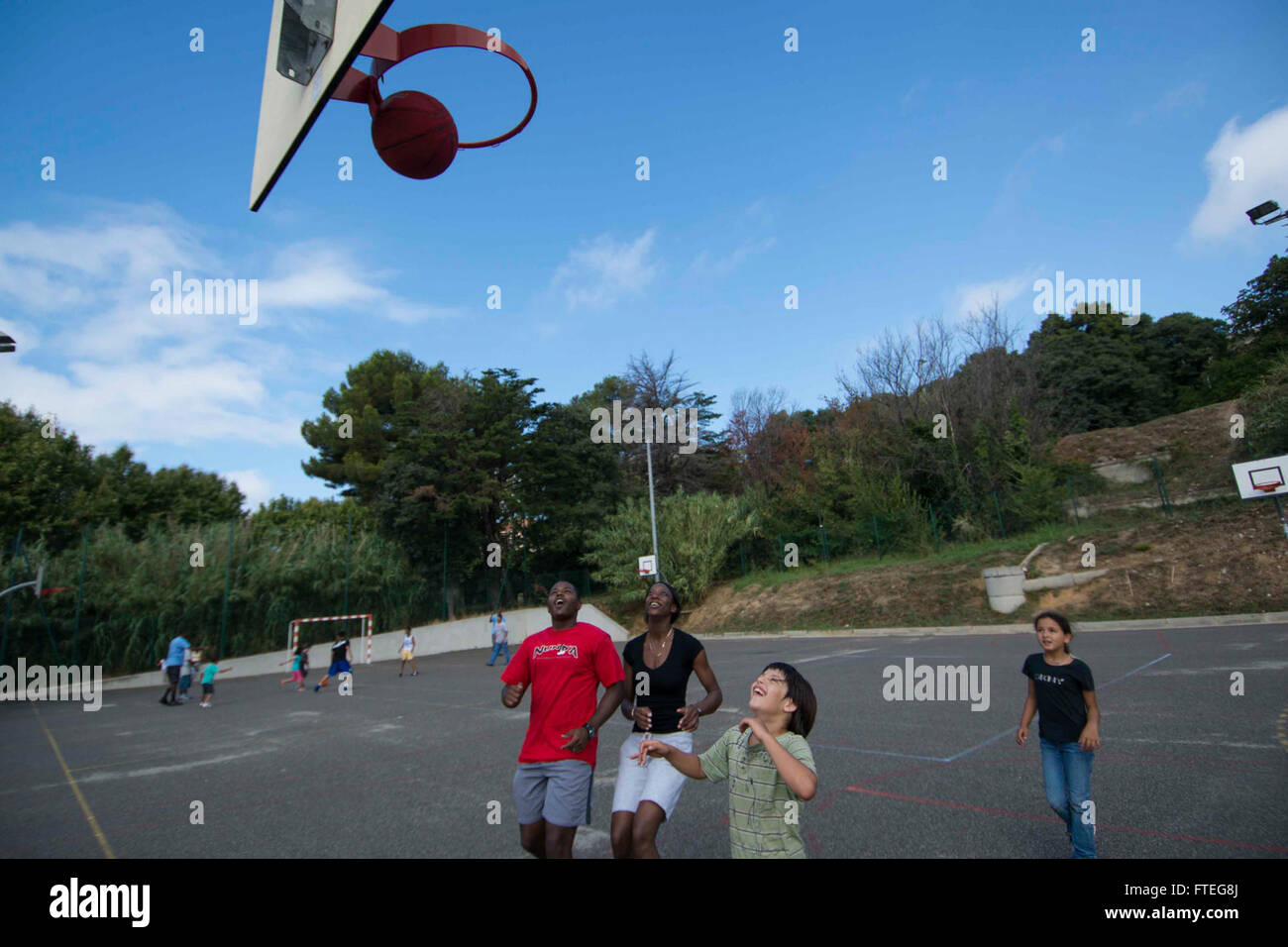 130808-N-ZN848-547-MARSEILLE, Frankreich (8. August 2013)-Segler aus Flugzeugträger USS Harry S. Truman (CVN-75) teilnehmen in einem Basketball-Spiel mit Kinder von Saint Joseph Sommercamp in Marseille, Frankreich, während ein Community Outreach-Projekt. Community Outreach-Projekte geben Segler die Möglichkeit, mit der lokalen Bevölkerung zu interagieren, während Sie einen positiven Einfluss in der örtlichen Gemeinschaft zu machen.  Truman, Harry S. Truman Carrier Strike Group Flaggschiff bereitgestellt wird, Unterstützung von maritimer Sicherheitsoperationen und Sicherheitsbemühungen Zusammenarbeit Theater in den USA 6. Flotte Aufgabengebiet Stockfoto