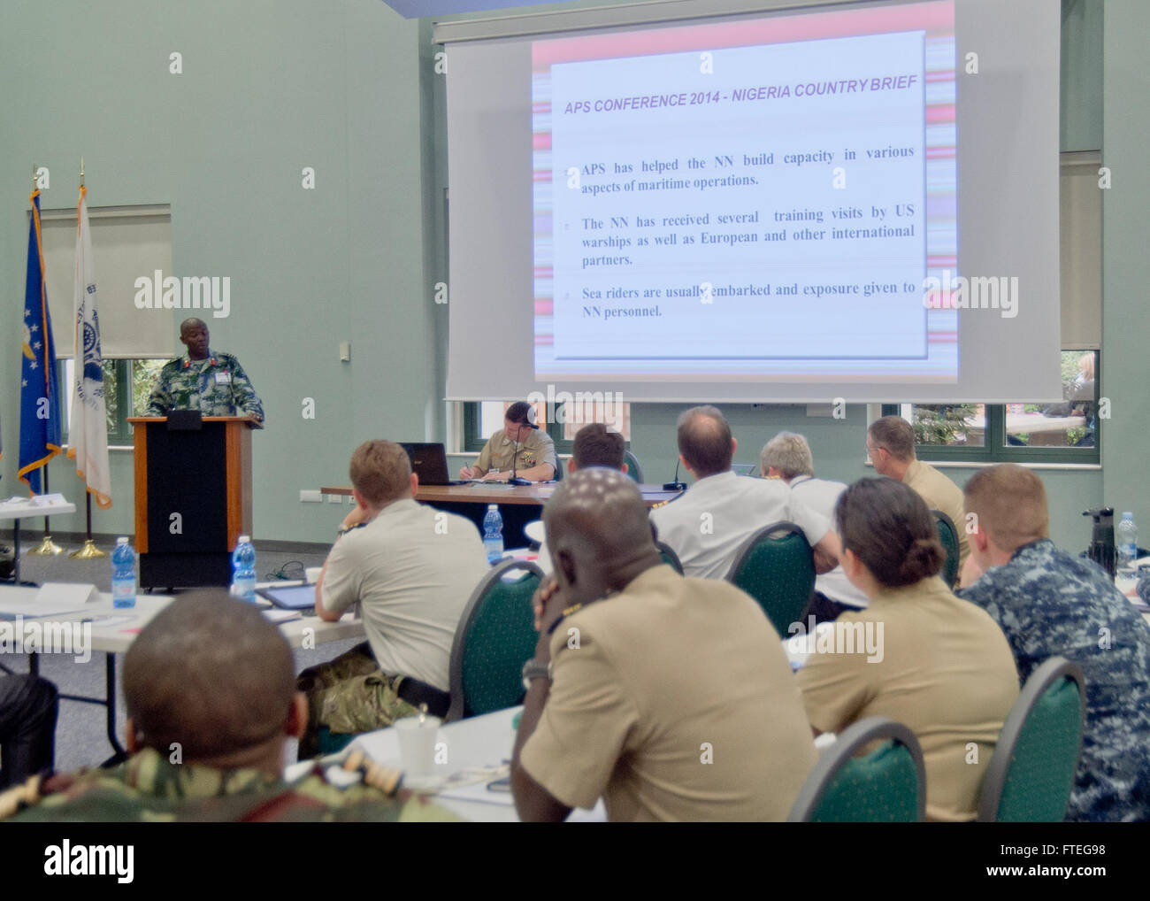 140915-N-EZ054-001-Neapel, Italien (15.Sept, 2014) nigerianische Marine Capt Saidu Garba präsentiert seine Nation Afrika Partnerschaft Station (APS) kurze während der APS jährliche Planung Konferenz am Naval Support Activity (NSA) Neapel. APS, gegründet 2007, ist eine gemeinsame internationale Zusammenarbeit Initiative zur Verbesserung der Sicherheit im Seeverkehr und Sicherheit in den Gewässern rund um Afrika durch die Entwicklung der afrikanischen Seestreitkräfte Informationsaustausch Praktiken, Reaktionsfähigkeit und regionale Interoperabilität.  (U.S. Navy Photo by Massenkommunikation Spezialist 3. Klasse Luis R. Chavez Stockfoto