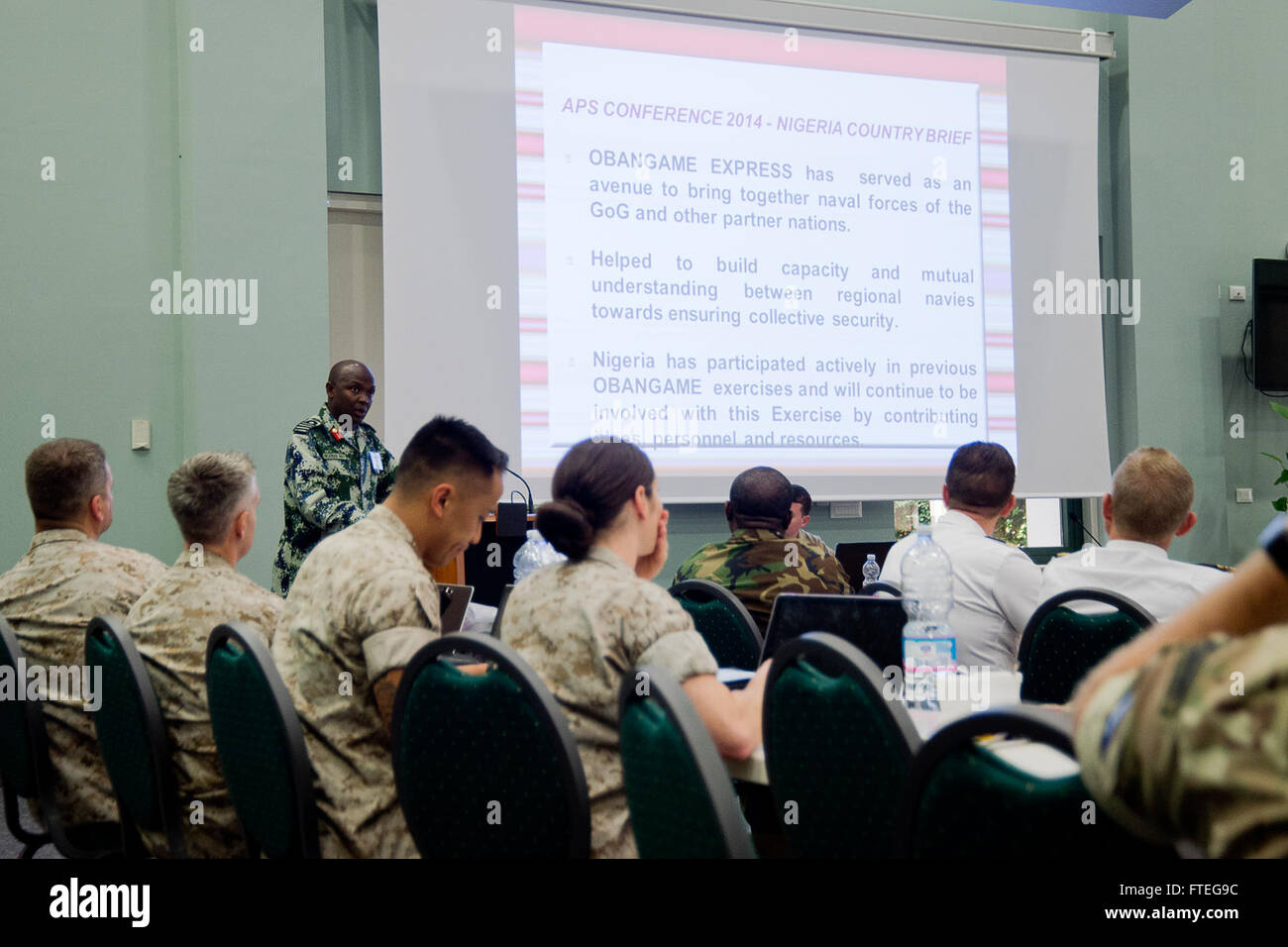 140915-N-EZ054-009 Neapel, Italien (15. September 2014) nigerianische Marine Capt Saidu Garba präsentiert seine Nation Afrika Partnerschaft Station (APS) kurze während der APS jährliche Planung Konferenz am Naval Support Activity (NSA) Neapel. APS, gegründet 2007, ist eine gemeinsame internationale Zusammenarbeit Initiative zur Verbesserung der Sicherheit im Seeverkehr und Sicherheit in den Gewässern rund um Afrika durch die Entwicklung der afrikanischen Seestreitkräfte Informationsaustausch Praktiken, Reaktionsfähigkeit und regionale Interoperabilität. (U.S. Navy Photo by Massenkommunikation Spezialist 3. Klasse Luis R. Chavez Stockfoto