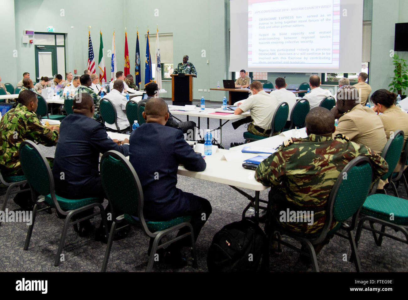 140915-N-EZ054-011-Neapel, Italien (15. September 2014) - nigerianische Marine Capt Saidu Garba präsentiert seine Nation Afrika Partnerschaft Station (APS) kurze während der APS jährliche Planung Konferenz am Naval Support Activity (NSA) Neapel. APS, gegründet 2007, ist eine gemeinsame internationale Zusammenarbeit Initiative zur Verbesserung der Sicherheit im Seeverkehr und Sicherheit in den Gewässern rund um Afrika durch die Entwicklung der afrikanischen Seestreitkräfte Informationsaustausch Praktiken, Reaktionsfähigkeit und regionale Interoperabilität. (U.S. Navy Photo by Massenkommunikation Spezialist 3. Klasse Luis R. Chav Stockfoto