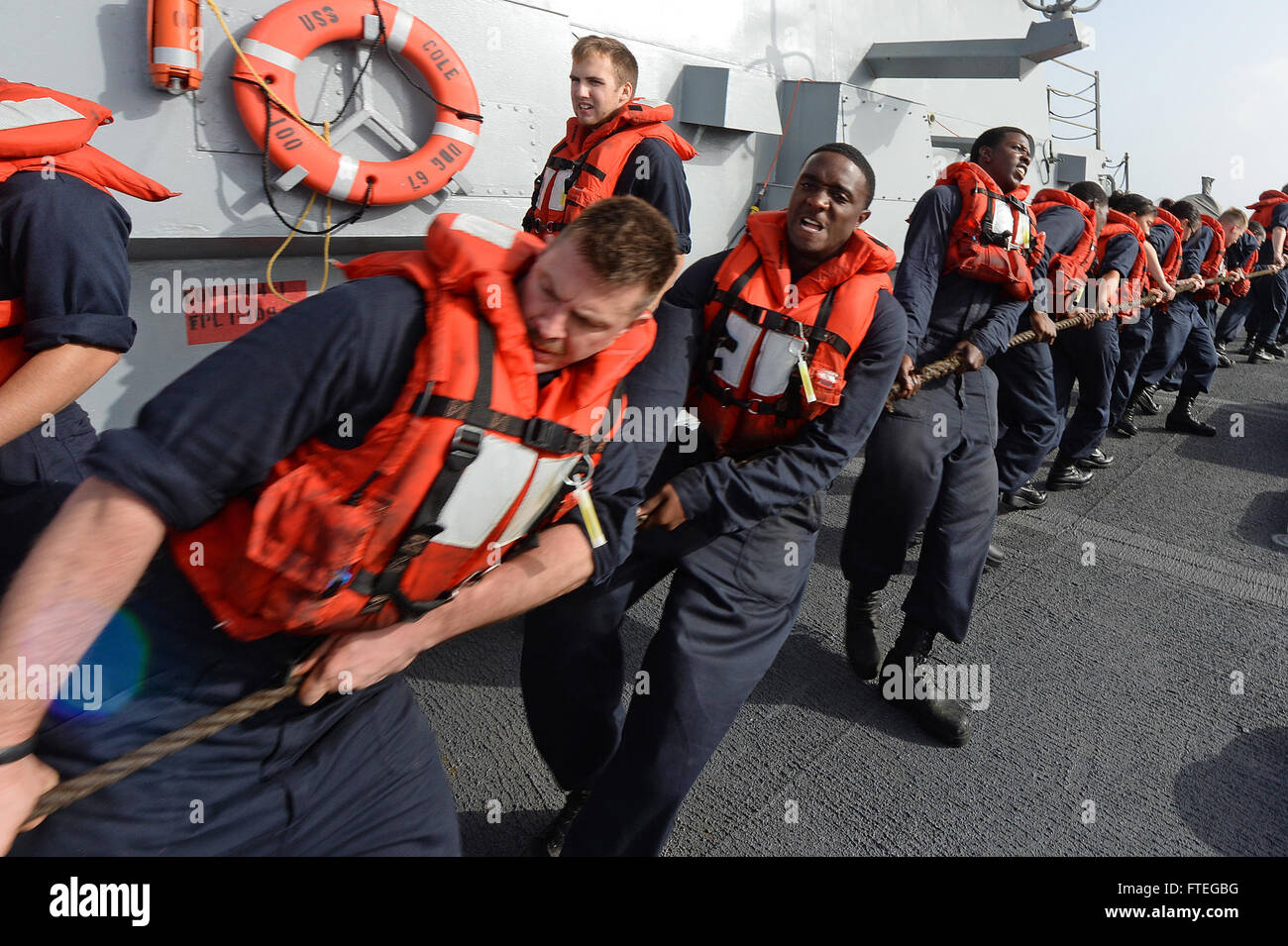 140924-N-IY142-492 Mittelmeer (24. September 2014) Personal Spezialist Seemann Darius Burns wuchtet entfernt auf einer Sterne Messenger an Bord der Arleigh-Burke-Klasse geführte Flugkörper Zerstörer USS Cole (DDG-67) während einer Auffüllung auf See mit der Flotte Nachschub Öler USNS Leroy Grumman (TAO-195). Cole, in Norfolk, Virginia, Gridley führt Marinebetriebe in den USA 6. Flotte Bereich der Maßnahmen zur Erhöhung der Sicherheit der Vereinigten Staaten in Europa interessiert. (Foto: U.S. Navy Mass Communication Specialist 2. Klasse John Herman/freigegeben) Stockfoto