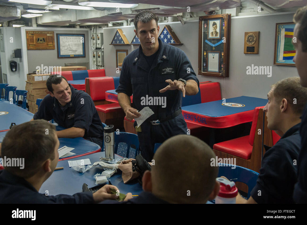 Das Kunstwerk „typisch“ ist ein Beispiel für traditionelle Malerei und konzentriert sich auf gemeinsame Themen und Themen, die in der Ära des Künstlers vorherrschten. Sie reflektiert den Alltag und typische gesellschaftliche Themen in realistischer Weise. Stockfoto