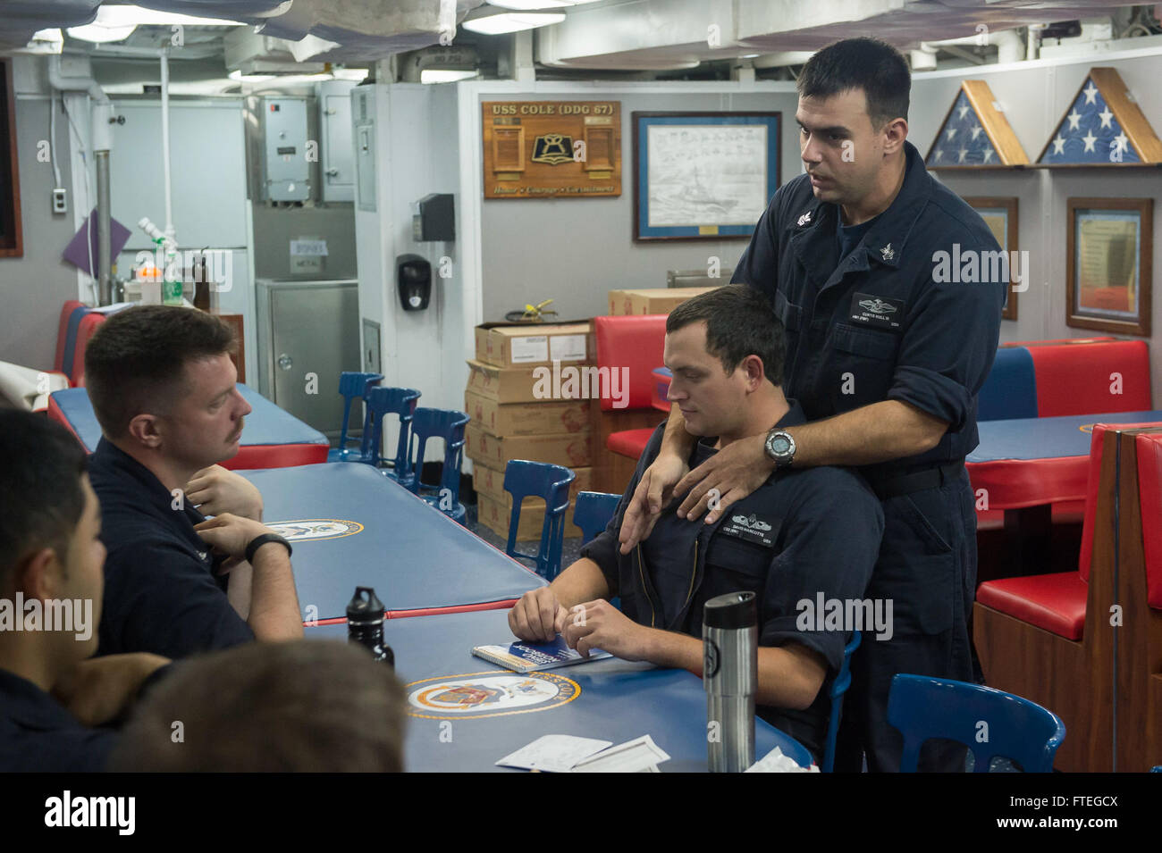 Dieses Bild stellt eine typische Szene in einem bestimmten kulturellen oder historischen Kontext dar und zeigt das tägliche Leben oder die üblichen Praktiken einer bestimmten Gruppe oder Periode. Stockfoto