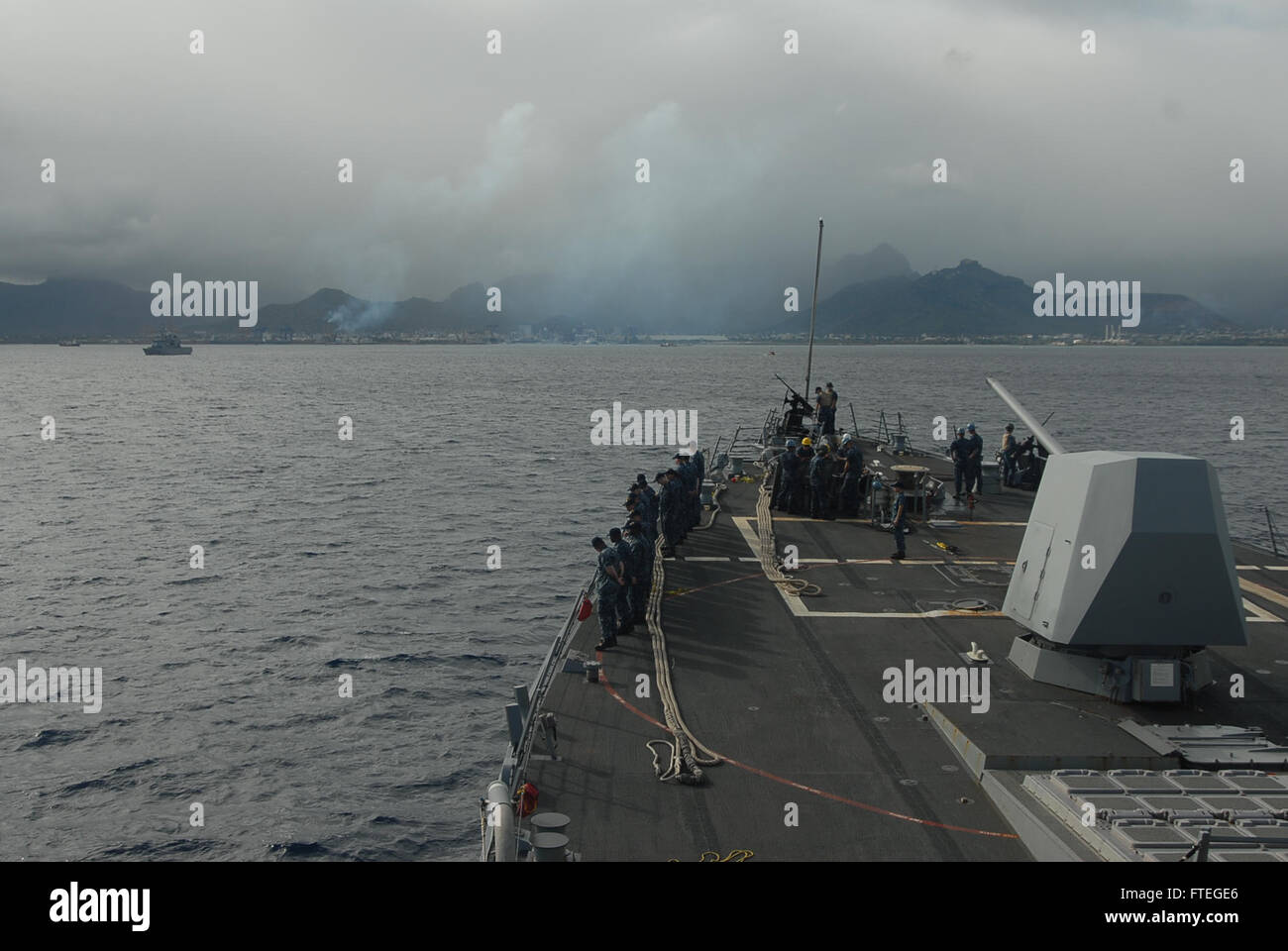 140929-N-GS541-005 PORT LOUIS, Mauritius (29. September 2014) - bereiten Seeleute an Bord der Arleigh-Burke-Klasse geführte Flugkörper Zerstörer USS James E. Williams (DDG-95), Ehrungen, Floreal-Klasse Licht-Überwachung französische Fregatte Nivôse (F732) zu rendern. James E. Williams, in Norfolk, Virginia, Gridley führt Marinebetriebe in den USA 6. Flotte Bereich der Maßnahmen zur Erhöhung der Sicherheit der Vereinigten Staaten in Afrika interessiert. (Foto: U.S. Navy Fähnrich Michael Scarborough) Stockfoto