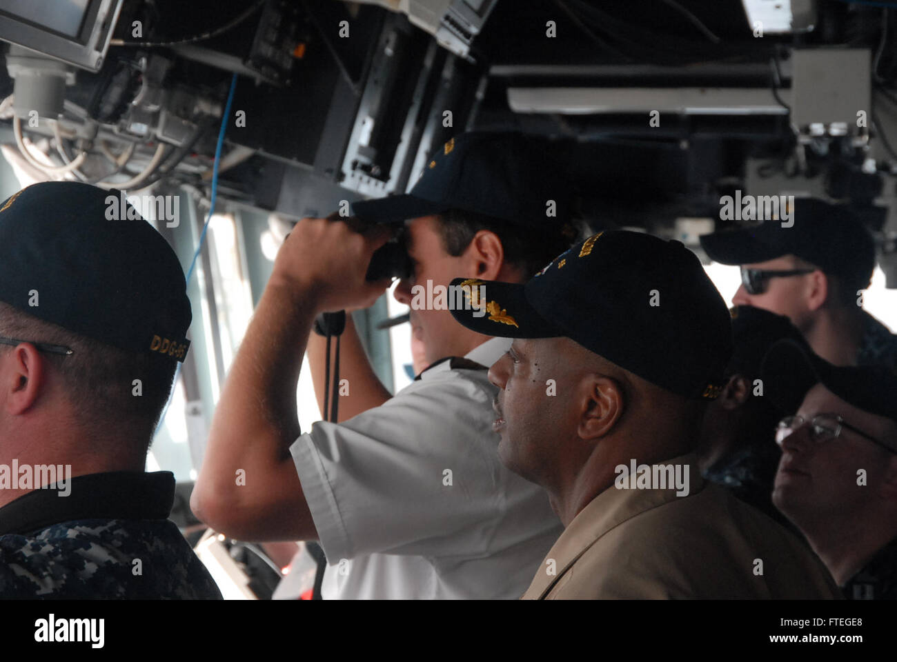 Dieses Bild zeigt Captain Tony Simmons an Bord der USS James E. Williams, einem Raketenzerstörer der US Navy, als er sich dem Hafen von Port Louis nähert. Das Foto zeigt die Marineoperationen während der Mission des Schiffes in der Region. Stockfoto