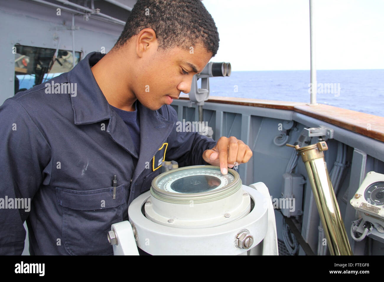 140930-N-KT328-011-MEDITERRANEAN (30. September 2014) - Quartiermeister Seemann Apprentice Christopher Barnes schaut die Überschrift der Kreiselkompass-Fehler an Bord der Oliver Hazard Perry-Klasse geführte Raketen Fregatte USS Samuel B. Roberts (FFG-58) zu vergleichen.  Samuel B. Roberts, in Mayport, Florida, Gridley führt Marinebetriebe in den USA 6. Flotte Bereich der Maßnahmen zur Erhöhung der Sicherheit der Vereinigten Staaten in Europa und Afrika interessiert. (Foto: U.S. Navy Ensign Evan Albright) Stockfoto