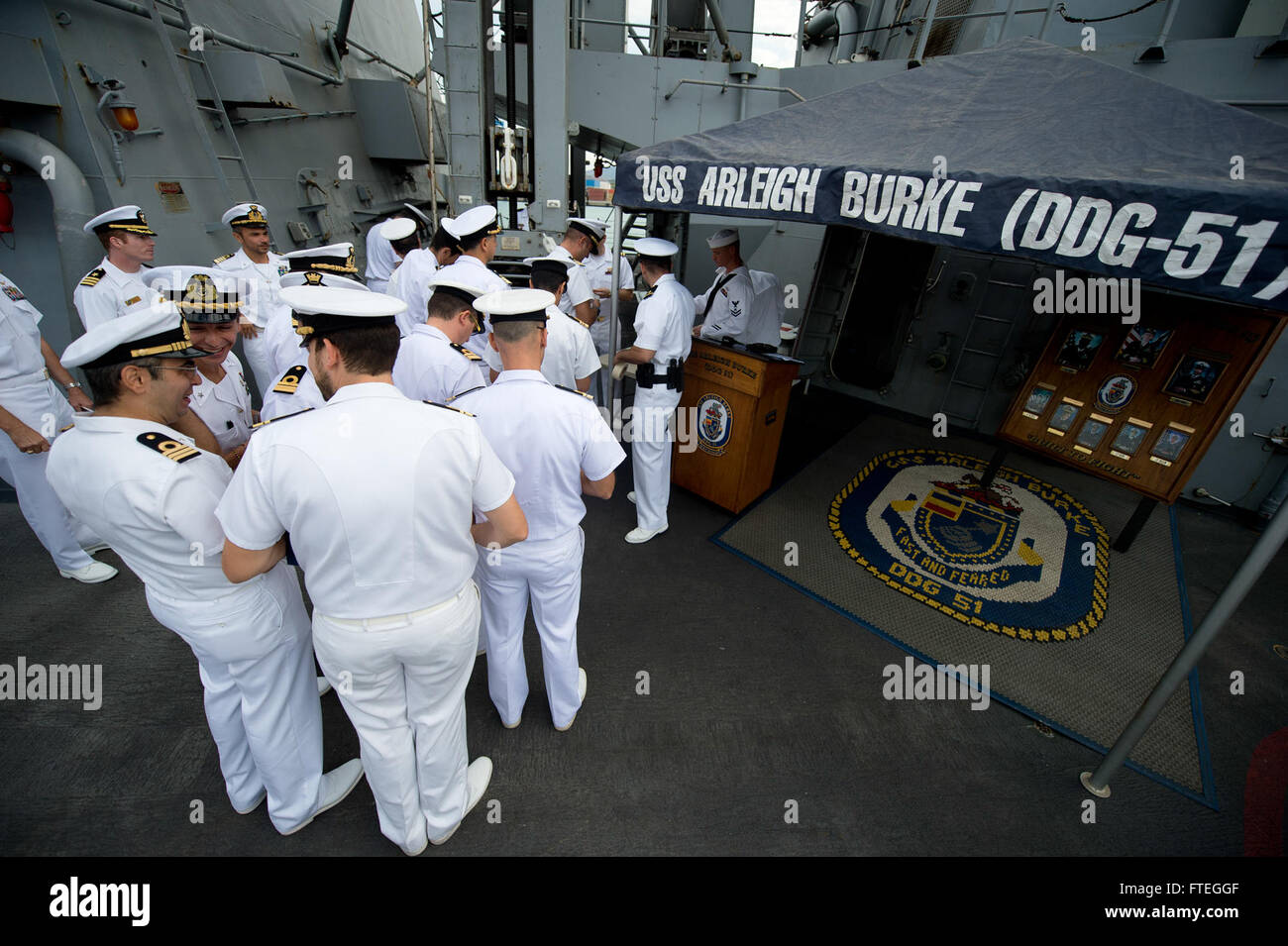 Italienische Marineschiffe besichtigen die USS Arleigh Burke (DDG 51) während ihres Besuchs in Civitavecchia, Italien. Der Raketenzerstörer führt Operationen im Gebiet der 6. US-Flotte durch, um nationale Sicherheitsinteressen in Europa und NATO-Bündnissen zu unterstützen. Stockfoto