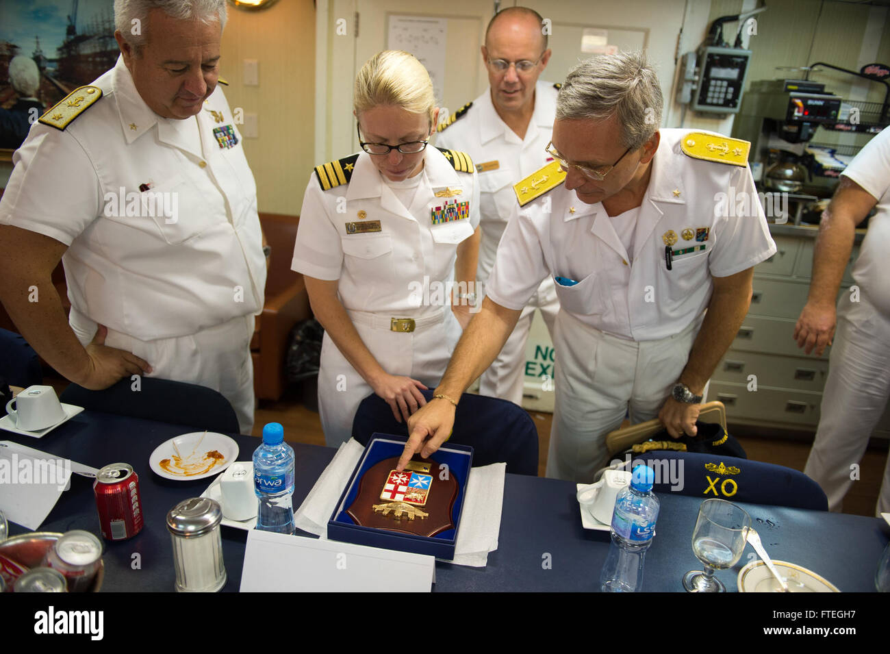 141001-N-WD757-478 CIVITAVECCHIA, Italien (1. Oktober 2014) italienische Marine Konteradmiral Giuseppe Abbamonte, Recht, erklärt eine Tafel präsentiert Commander Camille Flaherty, Kommandierender Offizier der geführte Flugkörper Zerstörer USS Arleigh Burke (DDG-51), Mitte, bei einem Besuch an Bord des Schiffes. Arleigh Burke, in Norfolk, Virginia, Gridley führt Marinebetriebe in den USA 6. Flotte Bereich der Maßnahmen zur Erhöhung der Sicherheit der Vereinigten Staaten in Europa interessiert. (Foto: U.S. Navy Mass Communication Specialist 2. Klasse Carlos M. Vazquez II/freigegeben) Stockfoto