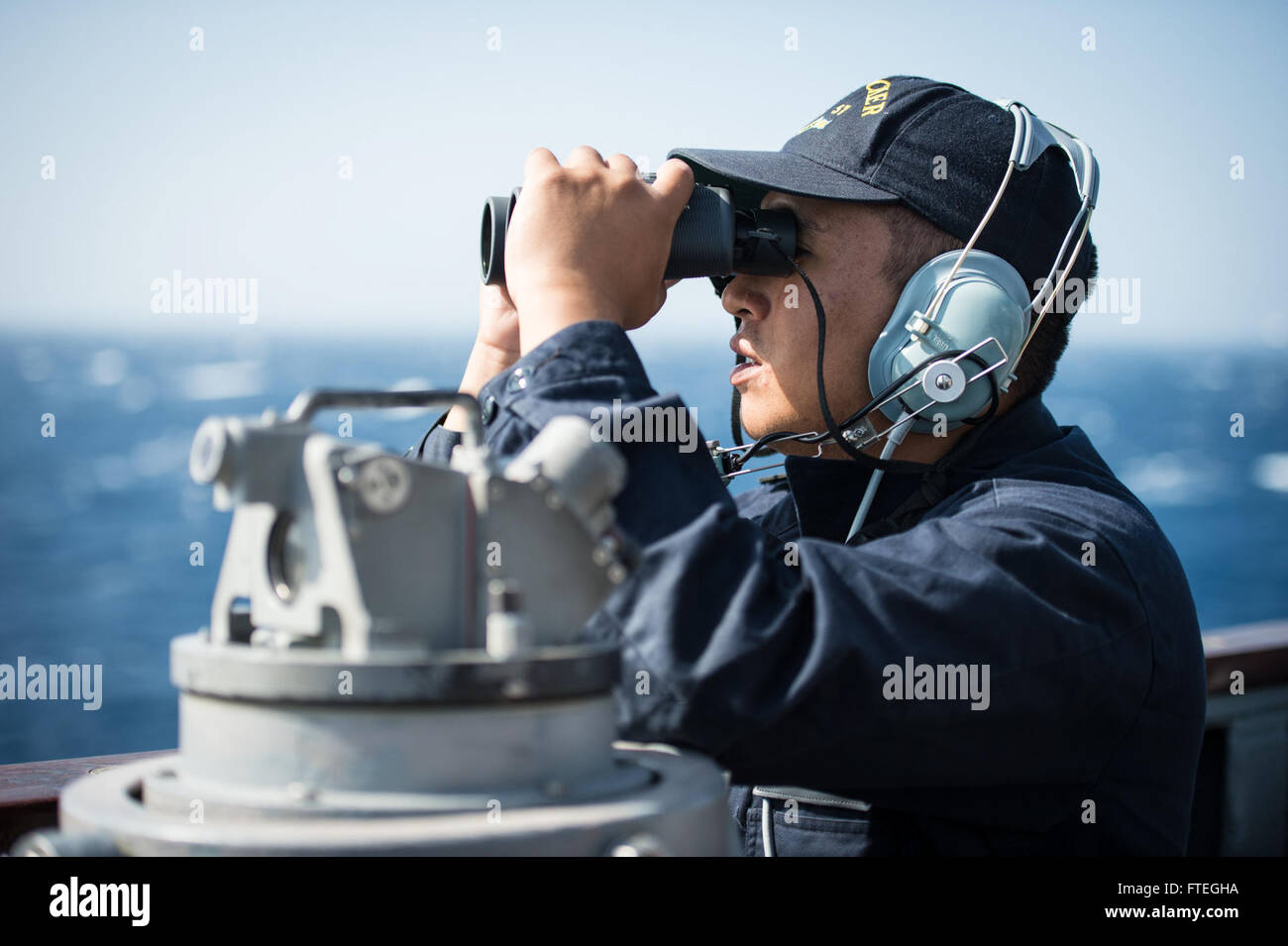 141002-N-RB546-007-Straße von GIBRALTAR (2. Oktober 2014) des Schiffes Serviceman Seemann Simon Smith steht Steuerbord Suche Uhr als die Arleigh Burke-Klasse, geführte Flugkörper Zerstörer USS Mitscher (DDG-57) reist der Meerenge von Gibraltar. Mitscher ist derzeit im Einsatz, die Durchführung von Theater Sicherheitskooperation und Ballistic Missile Defense in den USA 6. Flotte Einsatzgebiet. (Foto: U.S. Navy Mass Communication Specialist 2. Klasse Anthony R. Martinez/freigegeben) Stockfoto