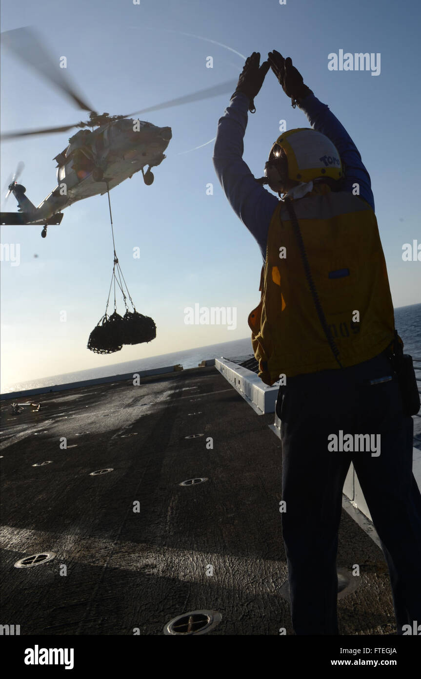 Aviation Boatswain's Mate 3rd Class Kimberly Toro signalisiert einen UH-1 Huey-Hubschrauber an Bord der USS Mesa Verde (LPD 19) während einer vertikalen Auffüllungsoperation mit der USNS Leroy Grumman (T-AO 195) im Mittelmeer, Teil der US-Marineoperationen, die nationale Sicherheitsinteressen unterstützen. Stockfoto