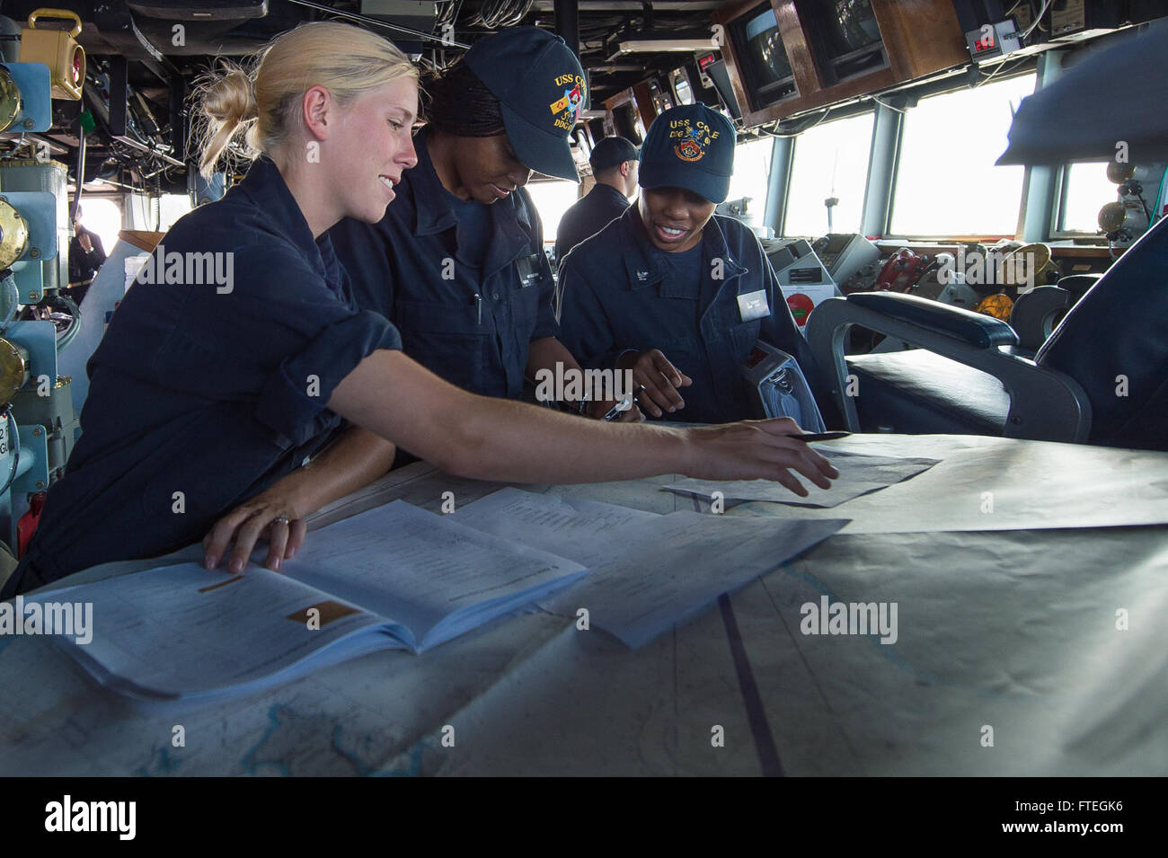 MEDITERRANEAN SEA (3. Oktober 2014) – Kurs Matrosen auf der Brücke an Bord der Arleigh-Burke-Klasse geführte Flugkörper Zerstörer USS Cole (DDG-67). Cole, in Norfolk, Virginia, Gridley führt Marinebetriebe in den USA 6. Flotte Bereich der Maßnahmen zur Erhöhung der Sicherheit der Vereinigten Staaten in Europa interessiert. Stockfoto