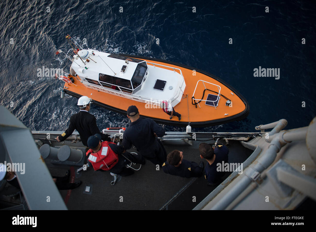 IBIZA, Spanien (4. Oktober 2014) An Ibiza Hafen Pilot bereitet sich besteigen eine Leiter an Bord die Arleigh Burke-Klasse, geführte Flugkörper Zerstörer USS Mitscher (DDG-57) bevor das Schiff in zieht einen Hafen-Besuch. Hafen-Piloten Leitfaden der Besatzung das Schiff in Häfen mit anspruchsvollen Manövern oder bei schlechtem Wetter. Mitscher, in Norfolk, Virginia, Gridley führt Marinebetriebe in den USA 6. Flotte Bereich der Maßnahmen zur Erhöhung der Sicherheit der Vereinigten Staaten in Europa interessiert. Stockfoto