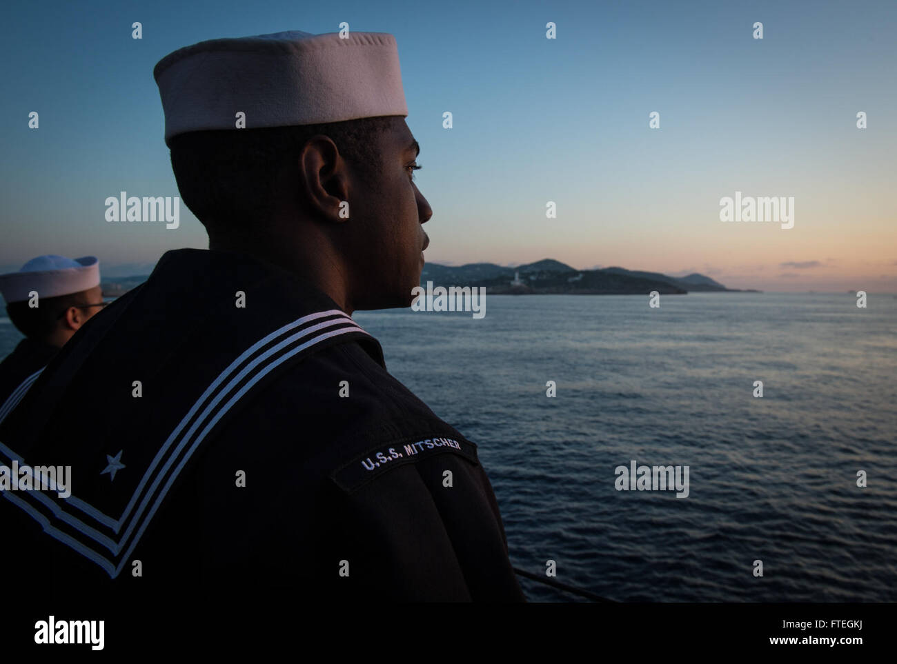 IBIZA, Spanien (4. Oktober 2014) Segler Mann Schienen während der Arleigh Burke-Klasse, geführte Flugkörper Zerstörer USS Mitscher (DDG-57) zieht in Ibiza für einen Hafen zu besuchen. Mitscher, in Norfolk, Virginia, Gridley führt Marinebetriebe in den USA 6. Flotte Bereich der Maßnahmen zur Erhöhung der Sicherheit der Vereinigten Staaten in Europa interessiert. Stockfoto