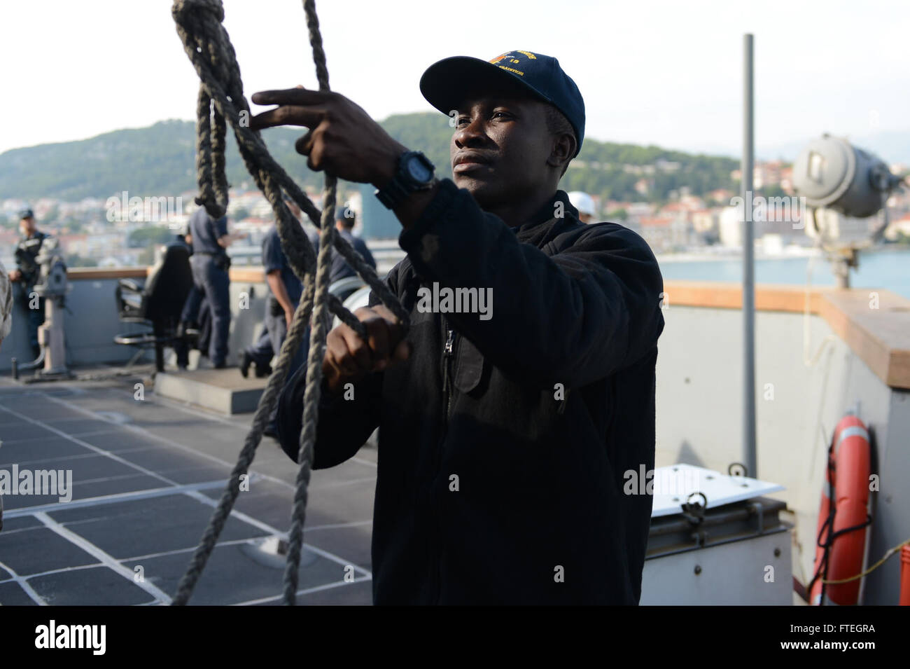 SPLIT, Kroatien (6. Oktober 2014) Quartiermeister Seemann Prinz Henneh wirft die kroatische Flagge an Bord der amphibischen Transportschiff der Dock USS Mesa Verde (LPD-19), da das Schiff für einen geplanten Hafen-Besuch moors. Mesa Verde, Teil der Bataan amphibische bereit Gruppe mit eingeschifften 22. Marine Expeditionary Unit führt Marinebetriebe in den USA 6. Flotte Bereich der Maßnahmen zur Erhöhung der Sicherheit der Vereinigten Staaten in Europa interessiert. Stockfoto