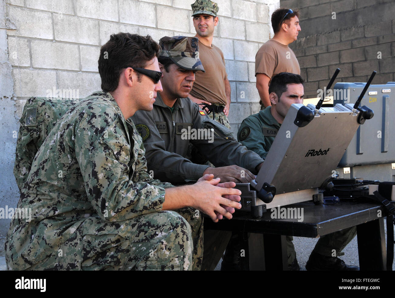 Während der Cadizex-Übung 2014 auf der Marinestation Rota, Spanien, arbeiten US-Marineschiffe und spanische Marines zusammen, um taktische Roboter zu bedienen. An dieser trilateralen Ausbildung nahmen Mitarbeiter der italienischen Marine Teil, um die NATO-Allianzoperationen und die militärische Bereitschaft zu verbessern. Stockfoto