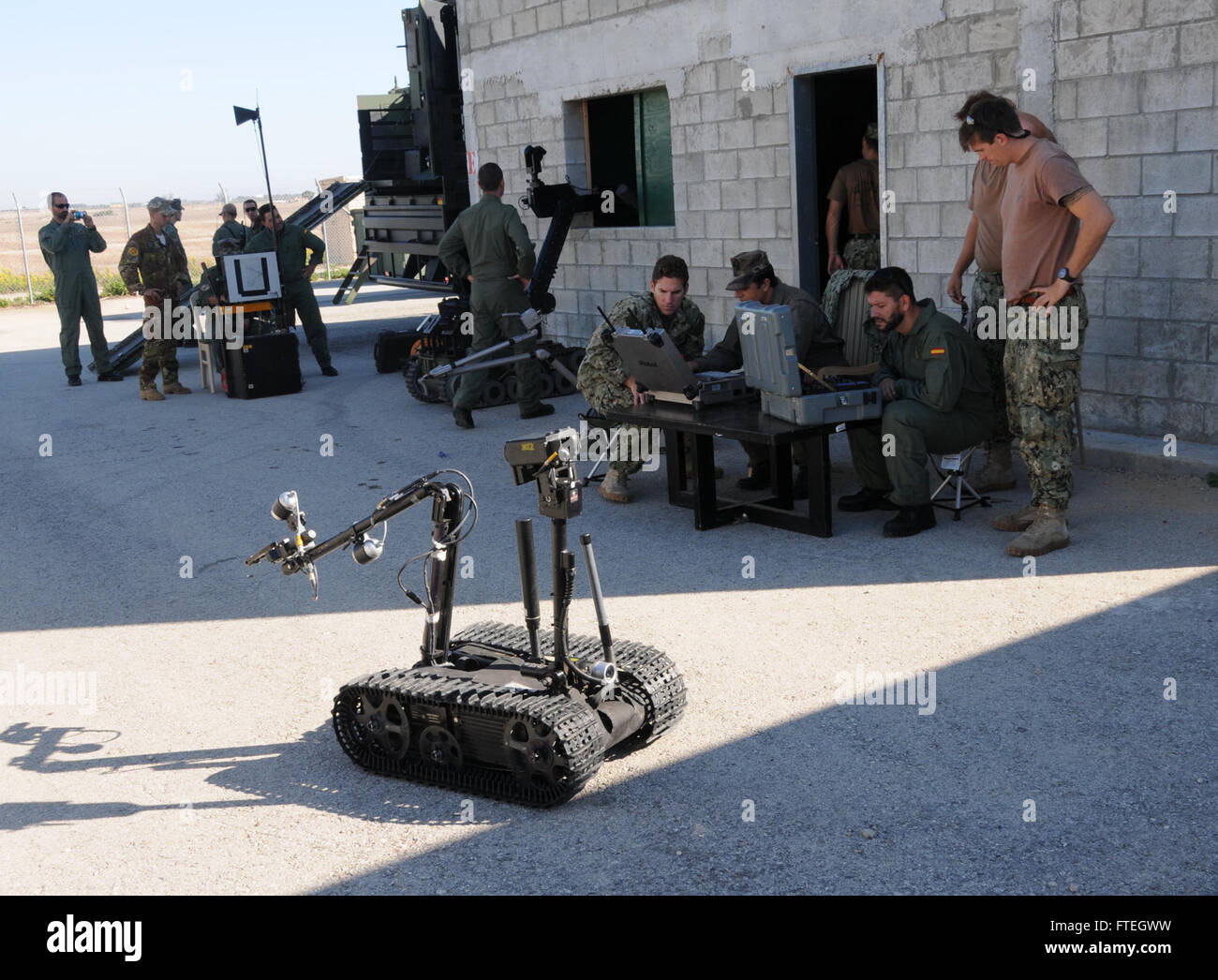 Seemänner der US-Navy von EODMU 8 Detachment Europe arbeiten 2014 mit spanischen Marines und italienischen Marinepersonal zusammen, während der Cadizex-Übung auf der Marinestation Rota. Bei der Übung wird ein Talon-Roboter bedient, um den Betrieb im städtischen Gelände zu simulieren. Stockfoto