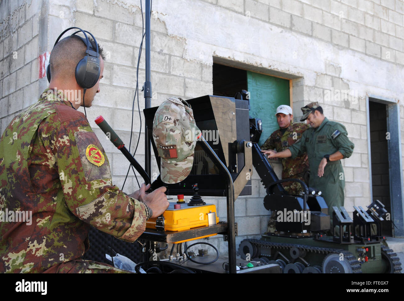 Am 7. Oktober 2014 führten auf der Marinestation Rota (Spanien) Mitarbeiter der italienischen Marine, der US Navy und der spanischen Marines die Cadizex-Übung 2014 durch. Die multinationale Operation, zu der auch das 1. Regiment San Marco der italienischen Marine gehörte, konzentrierte sich auf die Stärkung der NATO-Bündnisse und die Verbesserung der strategischen Ausbildung in der Simulation des städtischen Geländes. Stockfoto