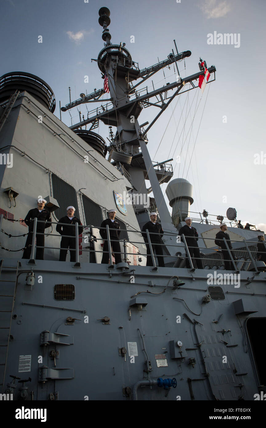 MARSEILLE, Frankreich (8. Oktober 2014) Segler Mann die Schienen an Bord der Arleigh-Burke-Klasse geführte Flugkörper Zerstörer USS Mitscher (DDG-57), wie das Schiff in Marseille für einen Besuch des Hafens zieht. Mitscher führt Marineoperationen mit Partnern und Verbündeten in den USA 6. Flotte Einsatzgebiet um Sicherheit und Stabilität in Europa voranzubringen. Stockfoto