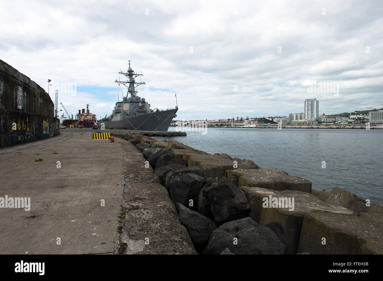 PONTA DELGADA, Azoren (8. Oktober 2014) geführte Flugkörper Zerstörer USS Arleigh Burke (DDG-51) ist festgemacht Pier Seite, wie es bei einem Besuch in Ponta Delgada, Azoren tankt. Arleigh Burke, in Norfolk, Virginia, Gridley führt Marinebetriebe in den USA 6. Flotte Bereich der Maßnahmen zur Erhöhung der Sicherheit der Vereinigten Staaten in Europa interessiert. Stockfoto