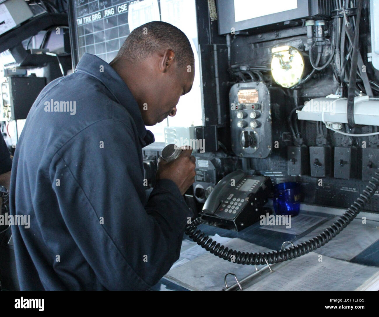 MEDITERRANEAN (15. Oktober 2014) – Bootsmann der Mate Seemann Brooks am besten das Wort übergeht das Schiff 1MC während einer Seemannschaft training Team Bohrer an Bord der Hazard-Perry-Klasse geführte Raketen Fregatte USS Samuel B. Roberts (FFG-58).  Samuel B. Roberts, in Mayport, Florida, Gridley führt Marinebetriebe in den USA 6. Flotte Bereich der Maßnahmen zur Erhöhung der Sicherheit der Vereinigten Staaten in Europa und Afrika interessiert. Stockfoto